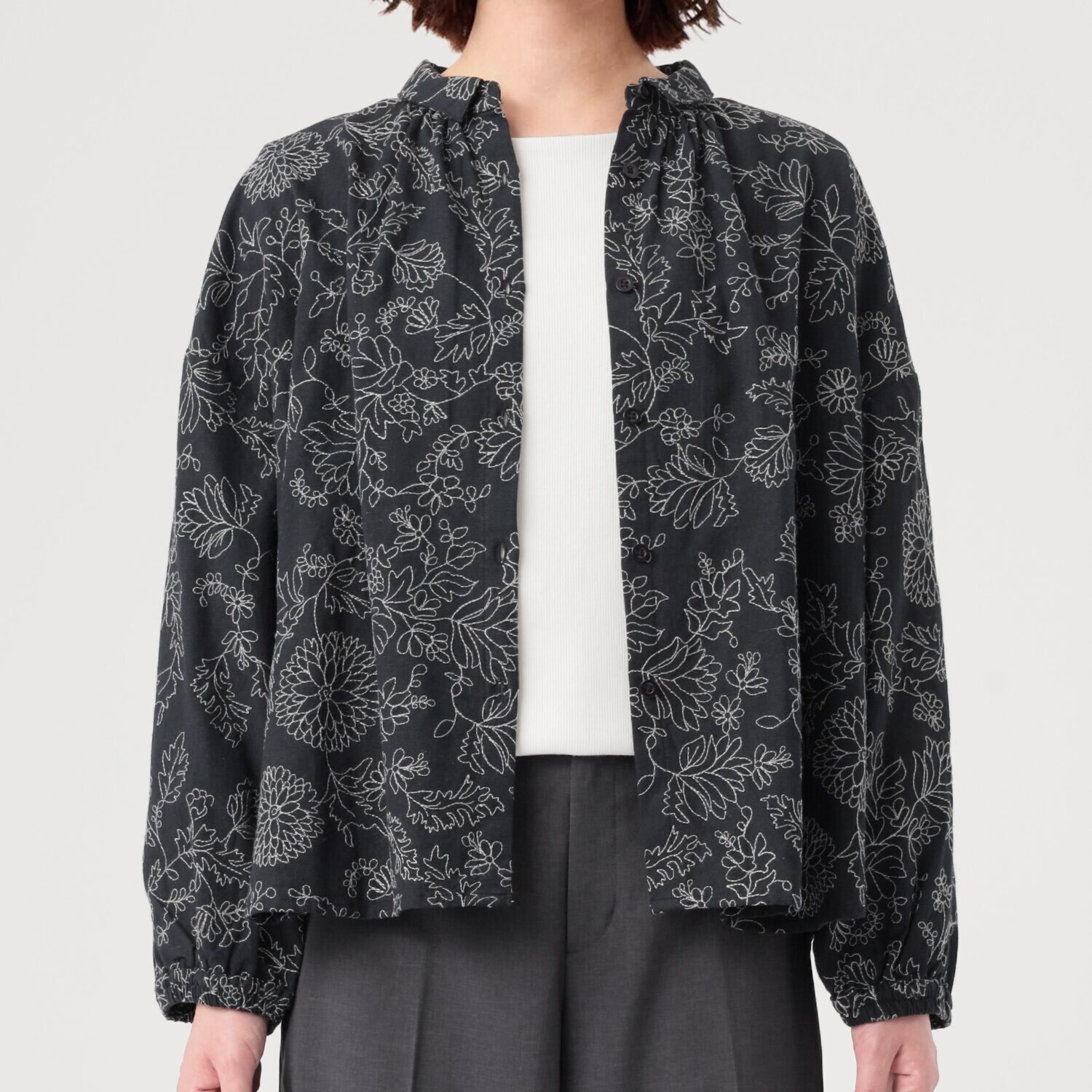 テミテ ナチュラルな着映え 綿麻 総柄刺しゅうブラウス