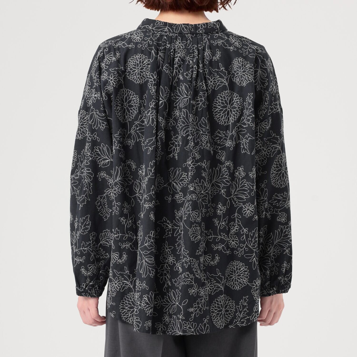 テミテ ナチュラルな着映え 綿麻 総柄刺しゅうブラウス