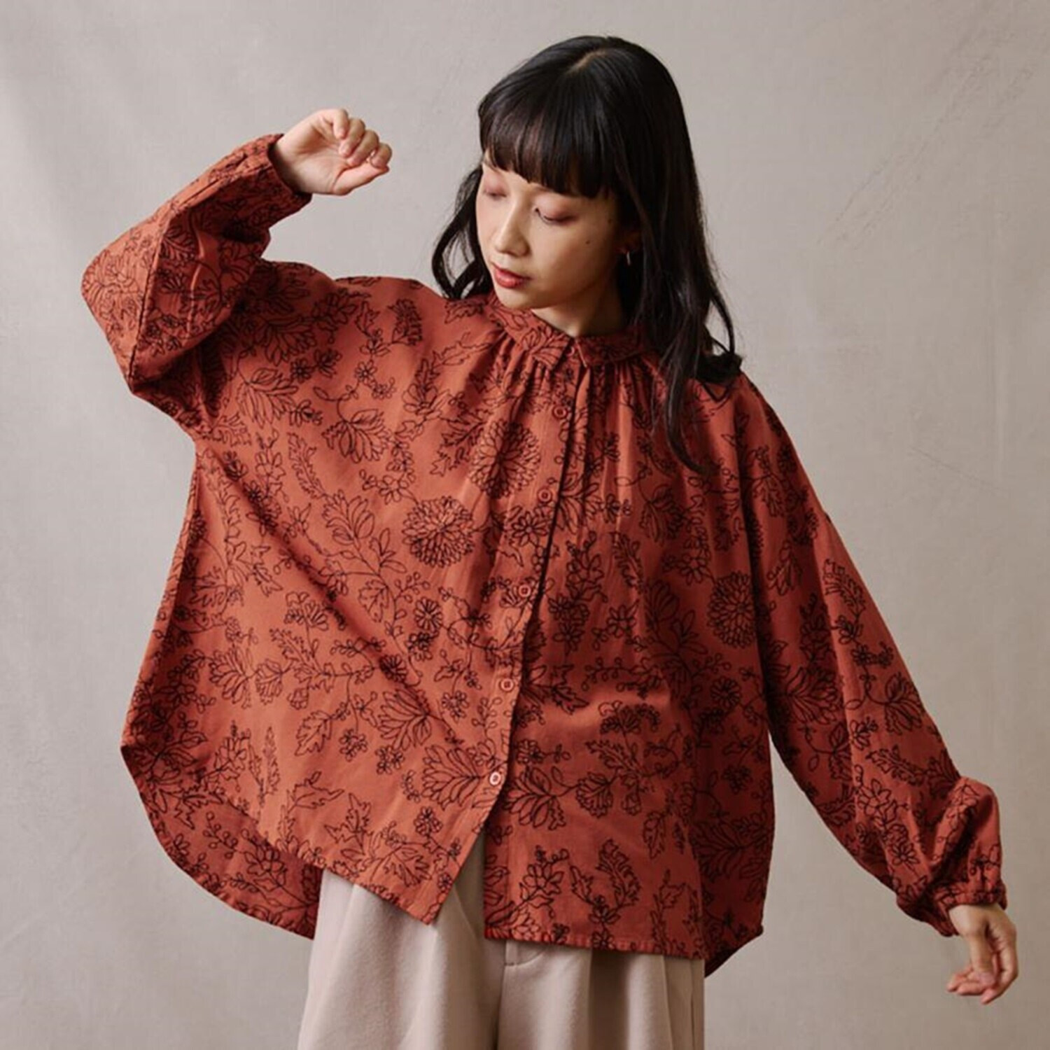 テミテ ナチュラルな着映え 綿麻 総柄刺しゅうブラウス