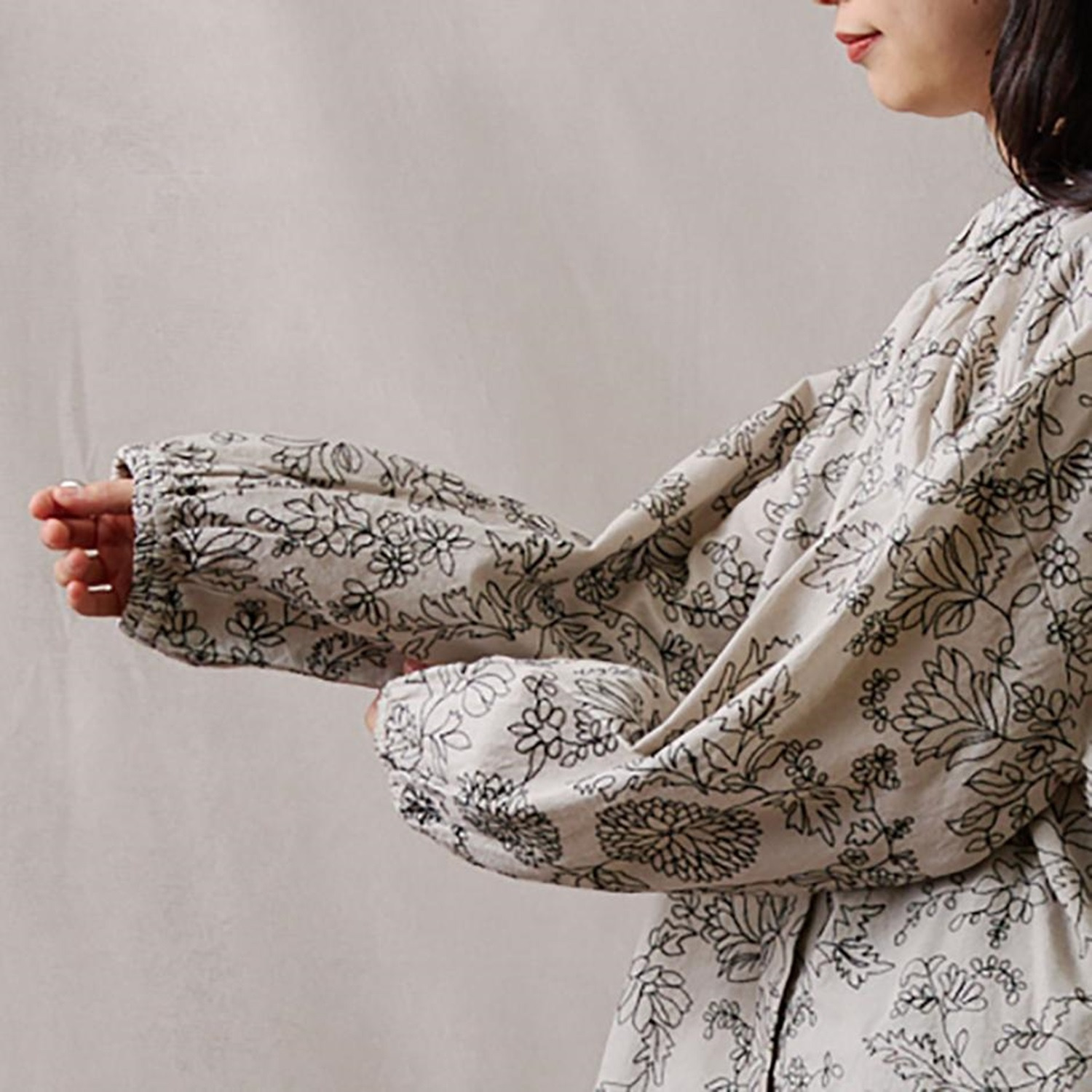 テミテ ナチュラルな着映え 綿麻 総柄刺しゅうブラウス