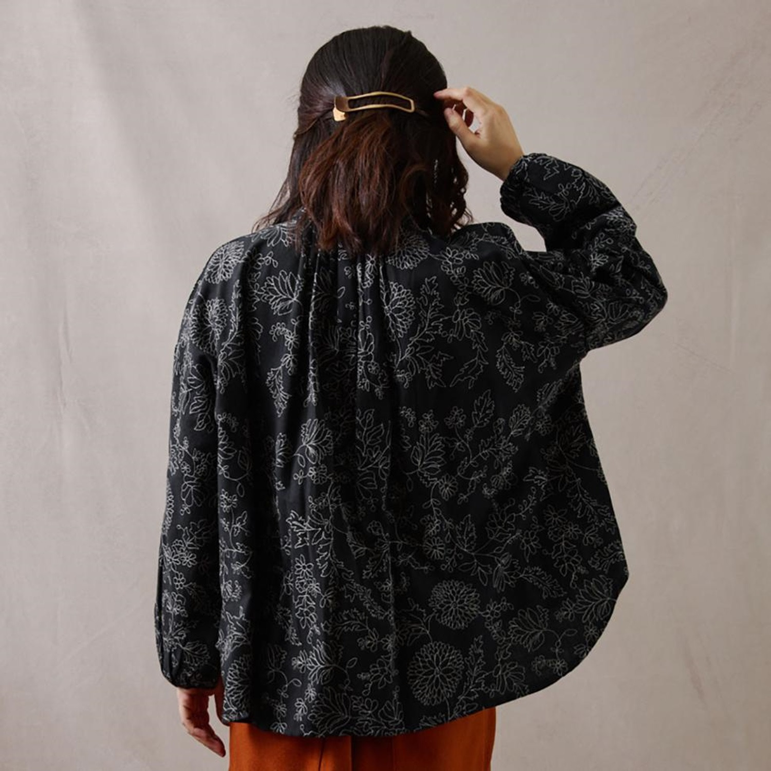 テミテ ナチュラルな着映え 綿麻 総柄刺しゅうブラウス