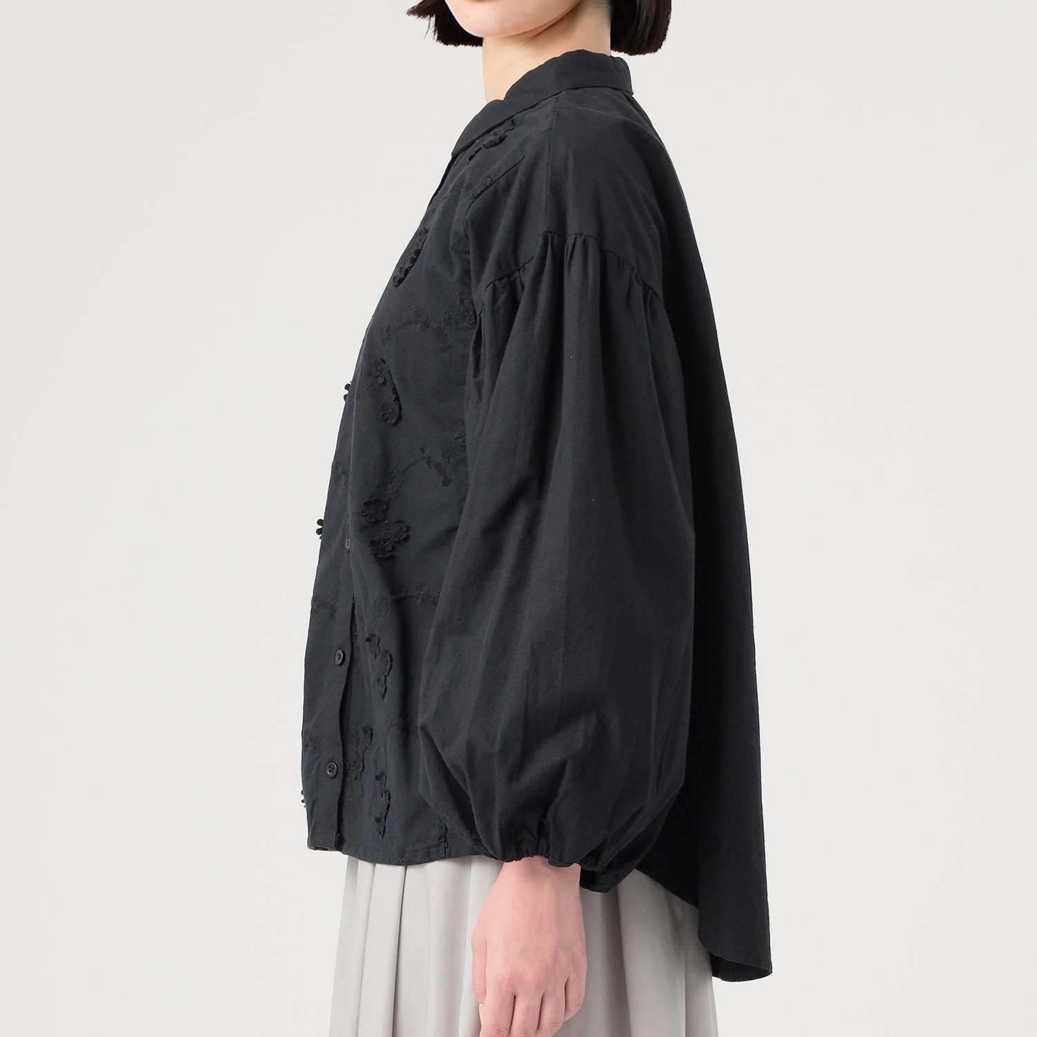 テミテ フロント切替 立体刺しゅうブラウス