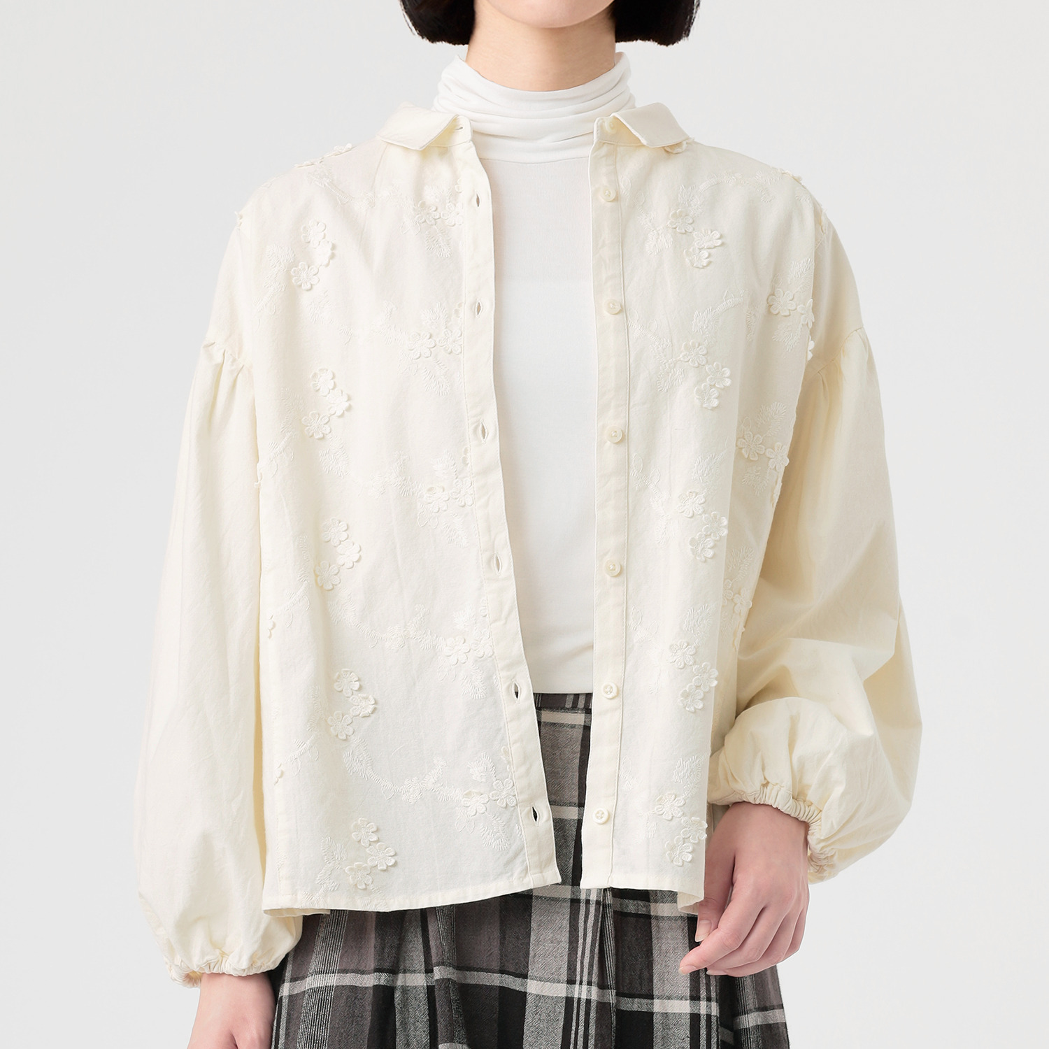 テミテ フロント切替 立体刺しゅうブラウス