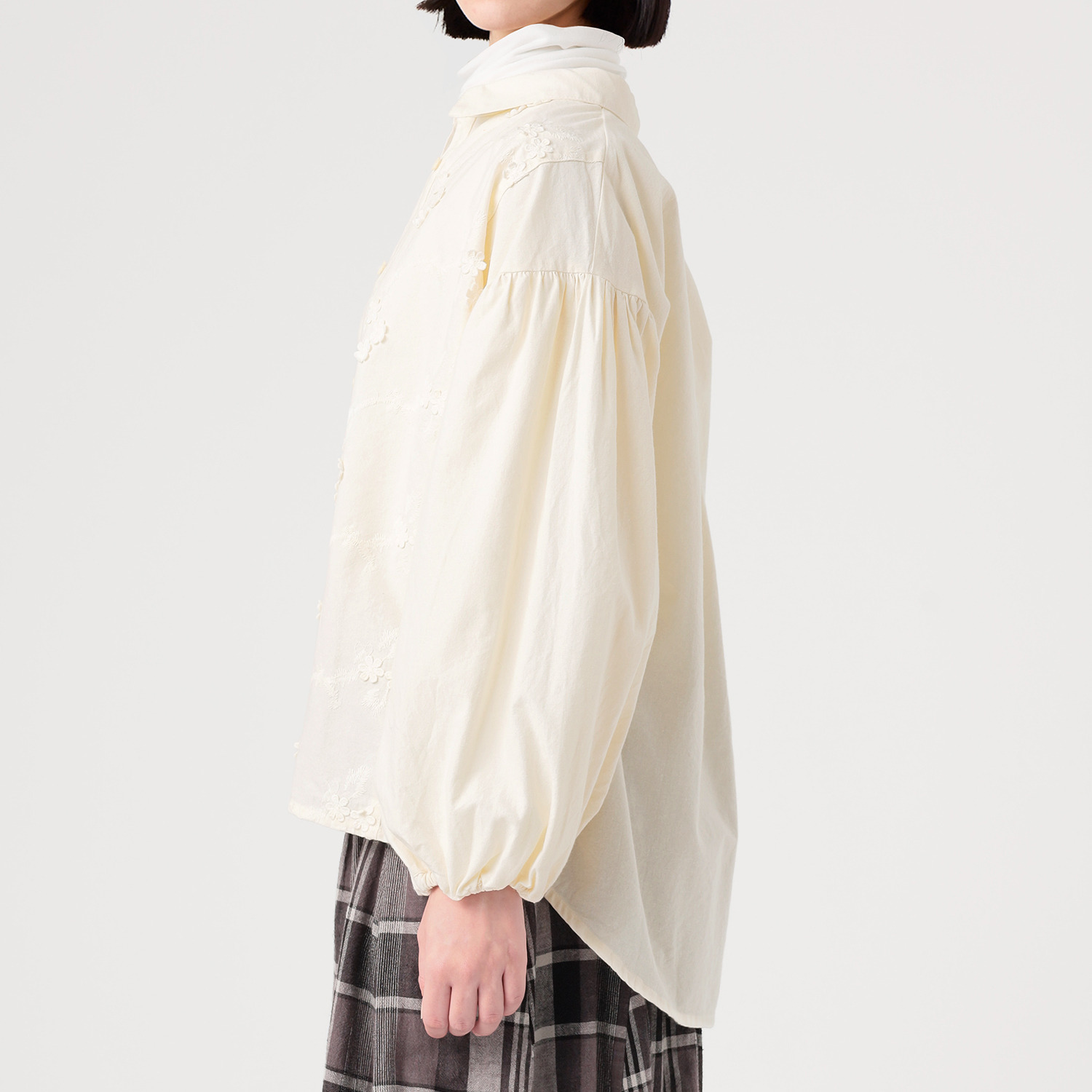 テミテ フロント切替 立体刺しゅうブラウス