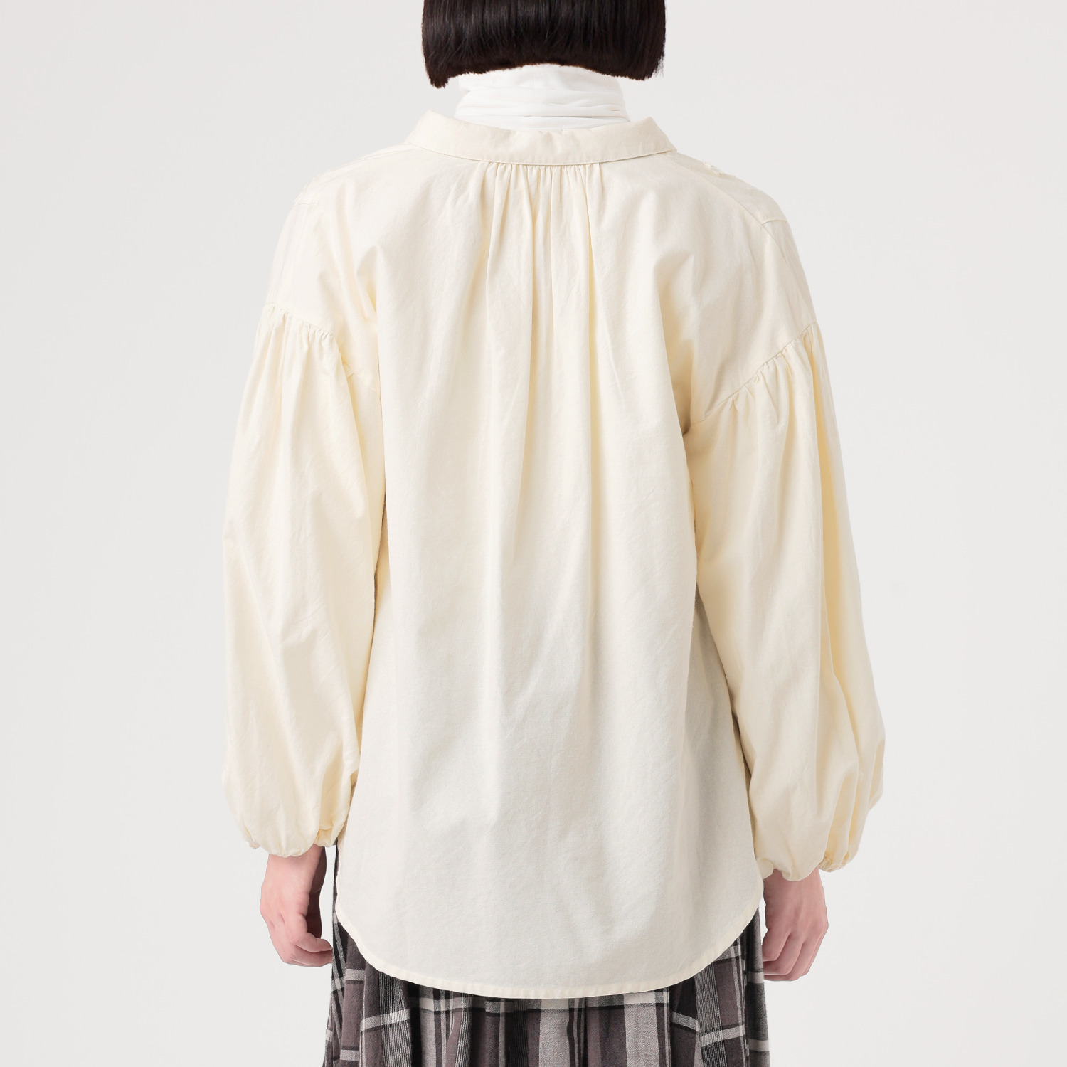 テミテ フロント切替 立体刺しゅうブラウス