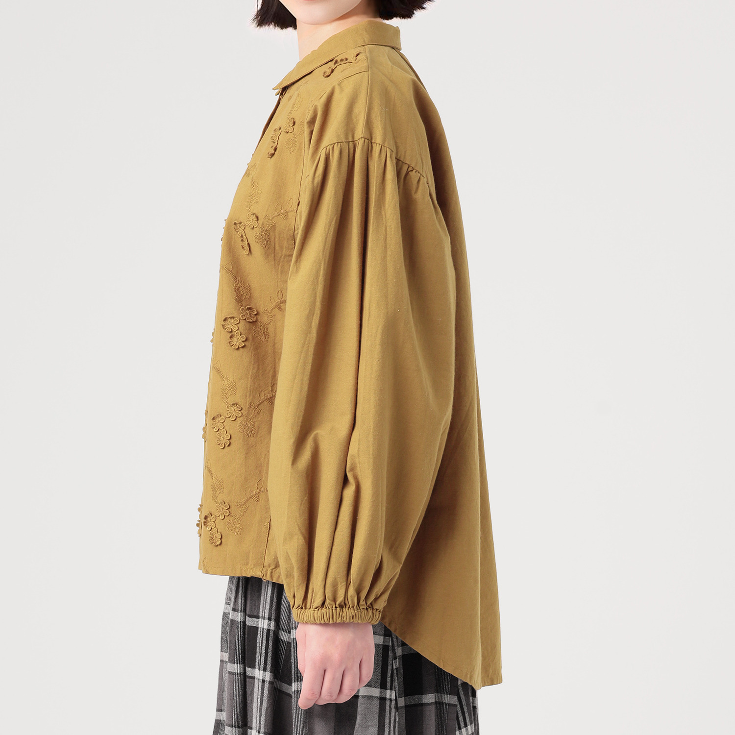 テミテ フロント切替 立体刺しゅうブラウス