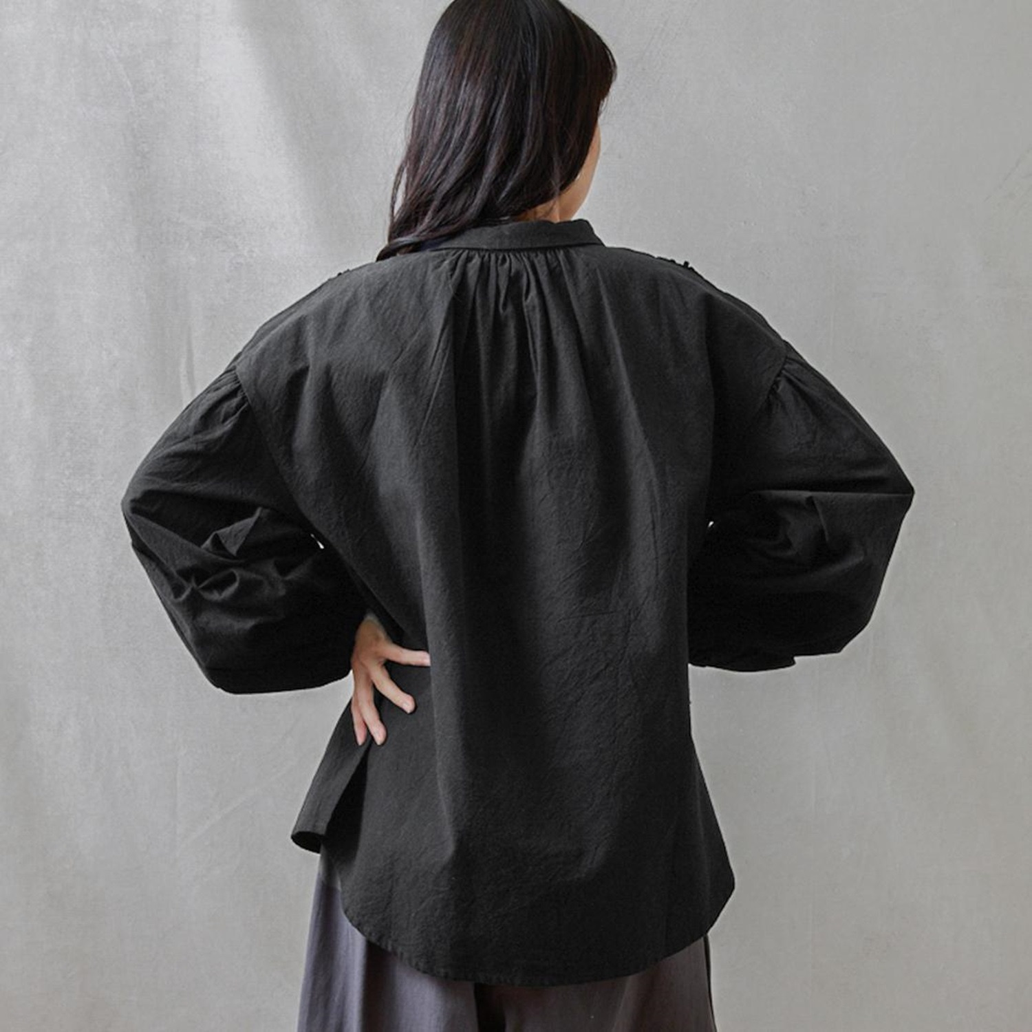 テミテ フロント切替 立体刺しゅうブラウス