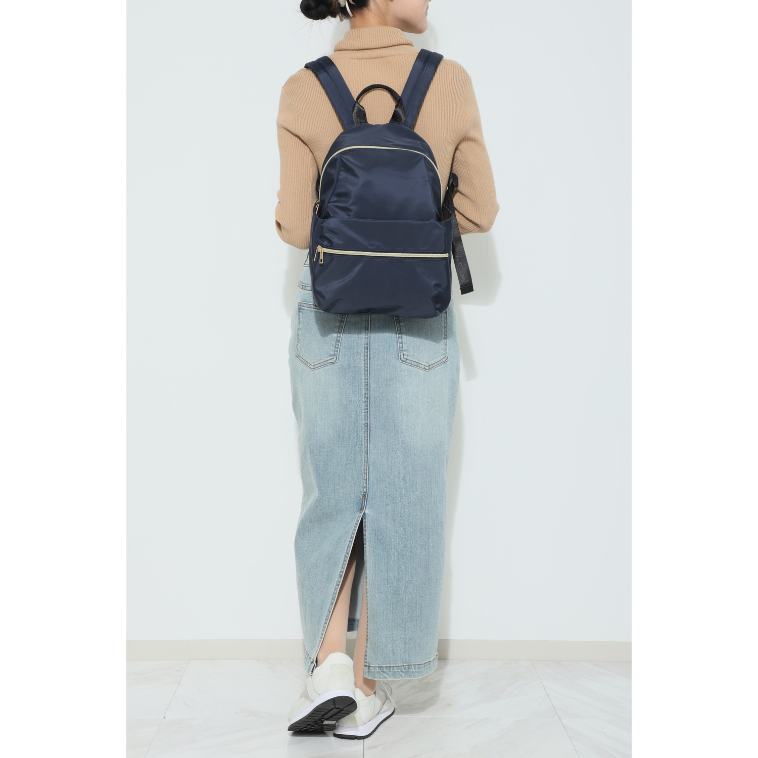 アリステラ 高密度ポリエステル １０ポケット ミディリュック