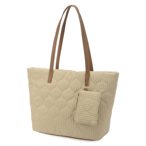 ラルジュ キルト加工 ポーチ付 軽量トートバッグ