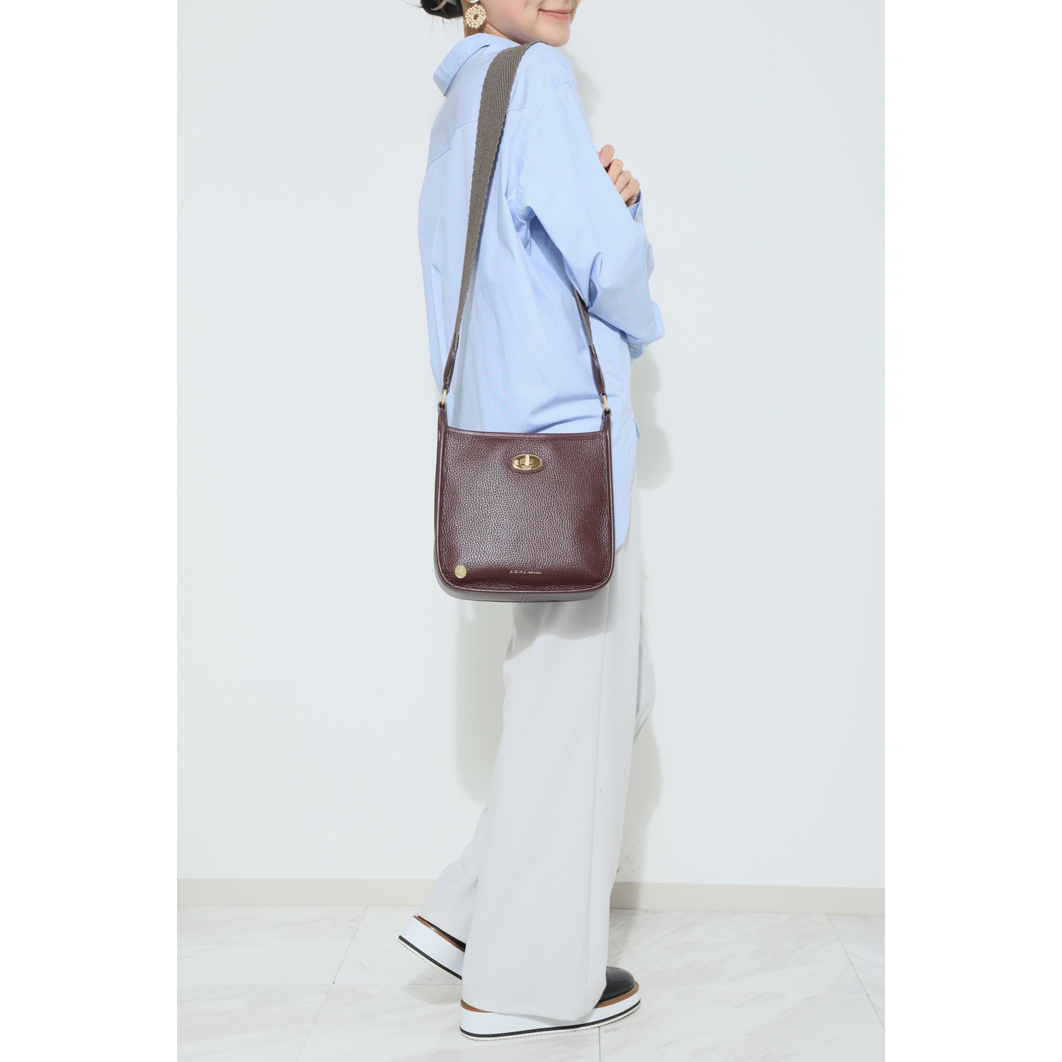 エーディーエムジェイ 牛革シュリンク型押し ターンロック クロスボディバッグ