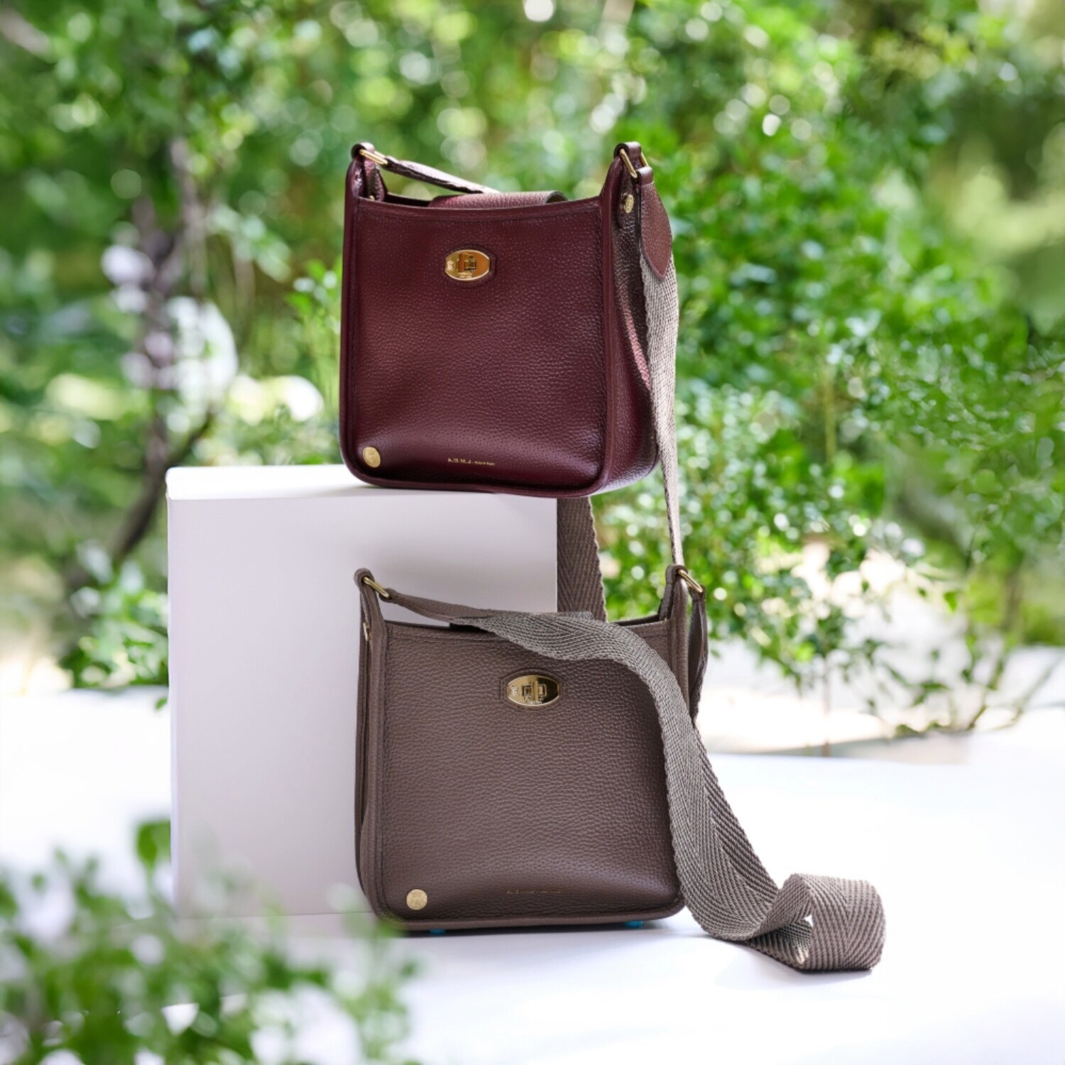 エーディーエムジェイ 牛革シュリンク型押し ターンロック クロスボディバッグ