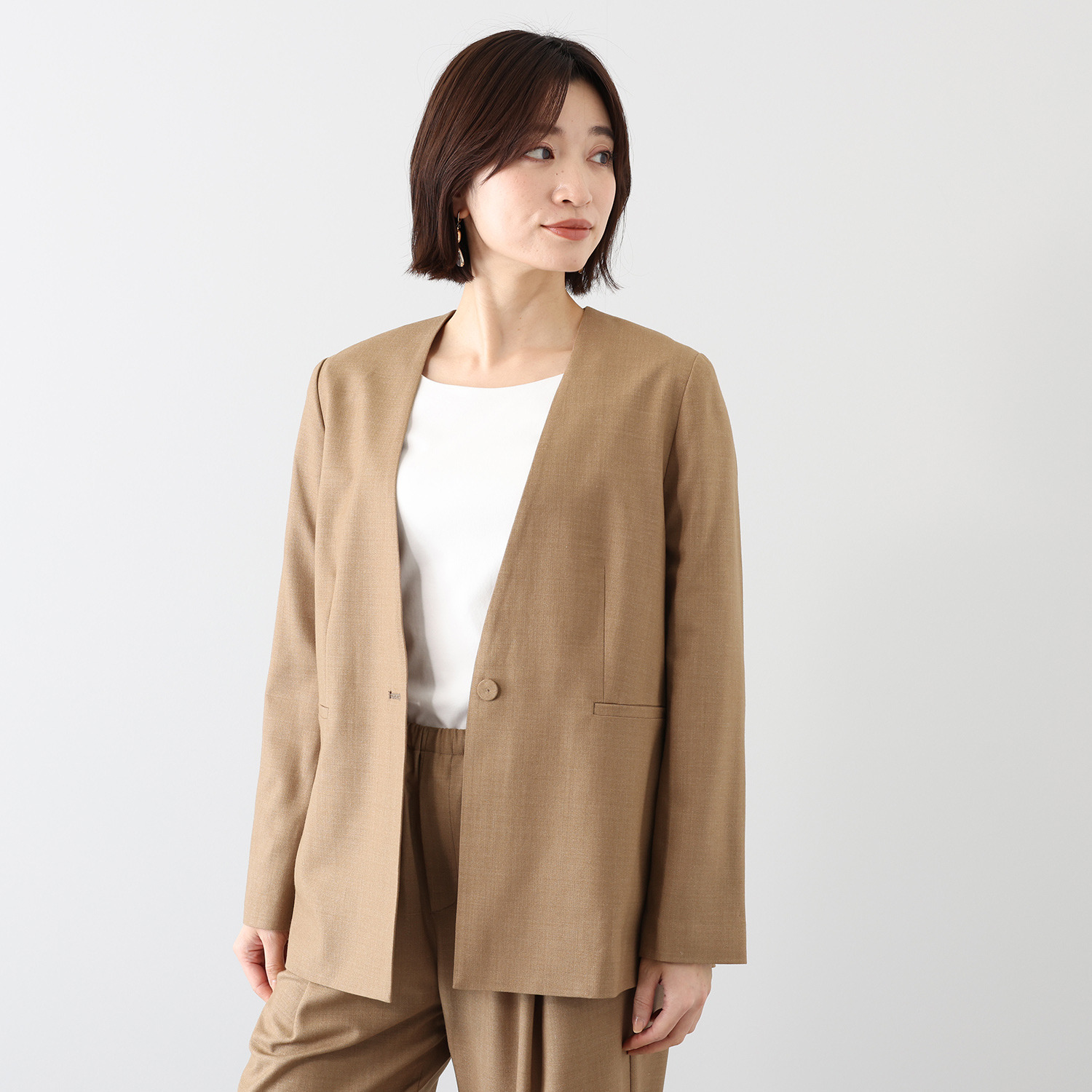 レア　ジェム 品良く、着やすく、美しく ウールトリアセテート混 ノーカラージャケット