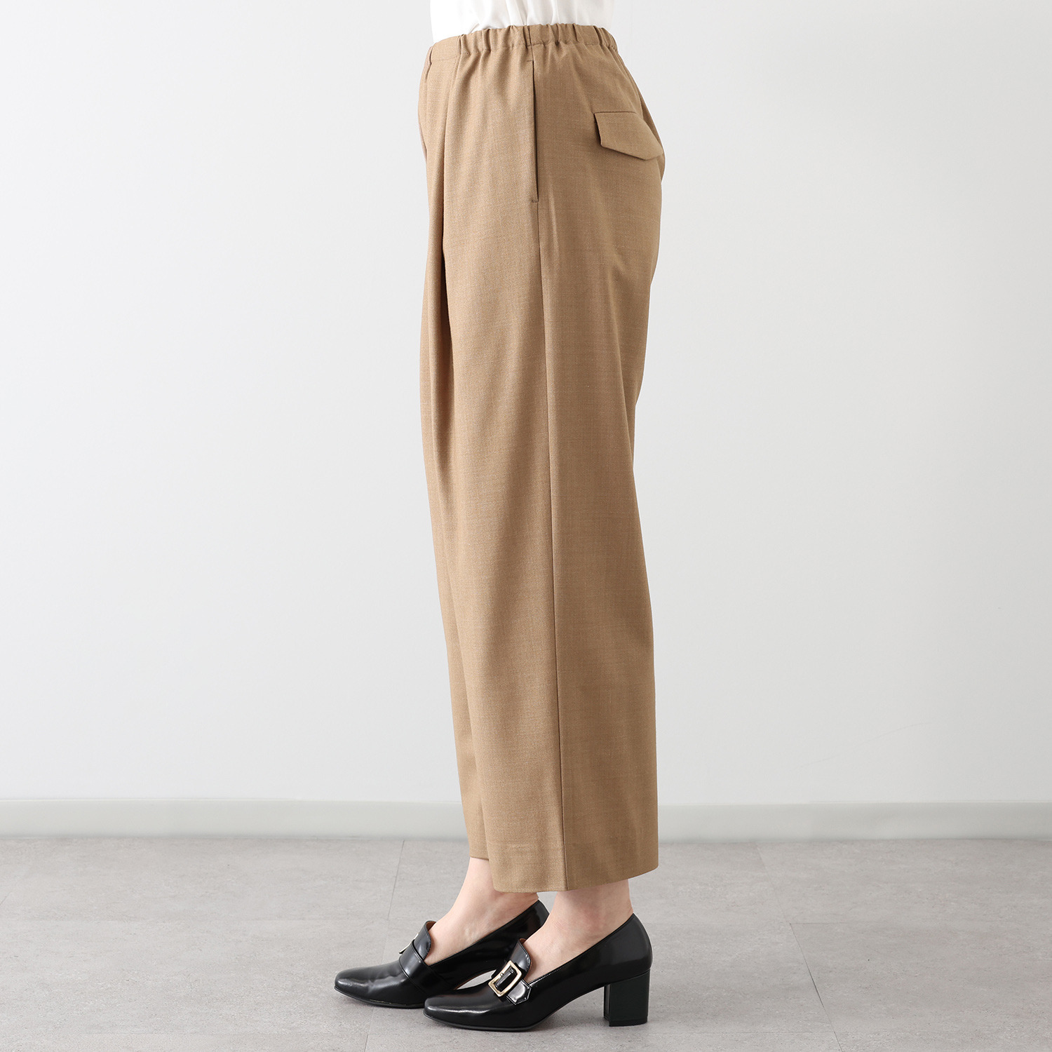 レア　ジェム 品良くラクに ウールトリアセテート混 タックストレートパンツ