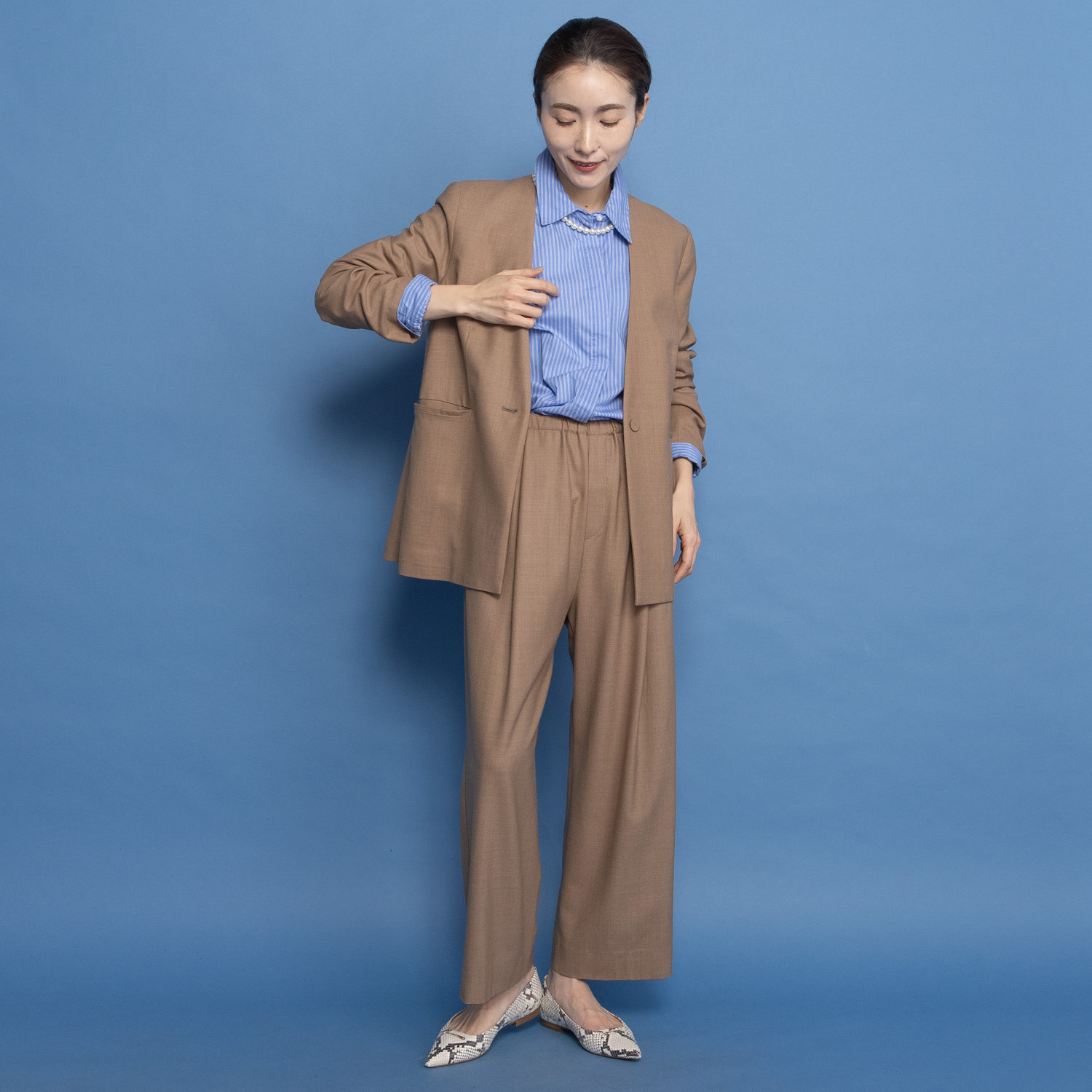 レア　ジェム 品良くラクに ウールトリアセテート混 タックストレートパンツ