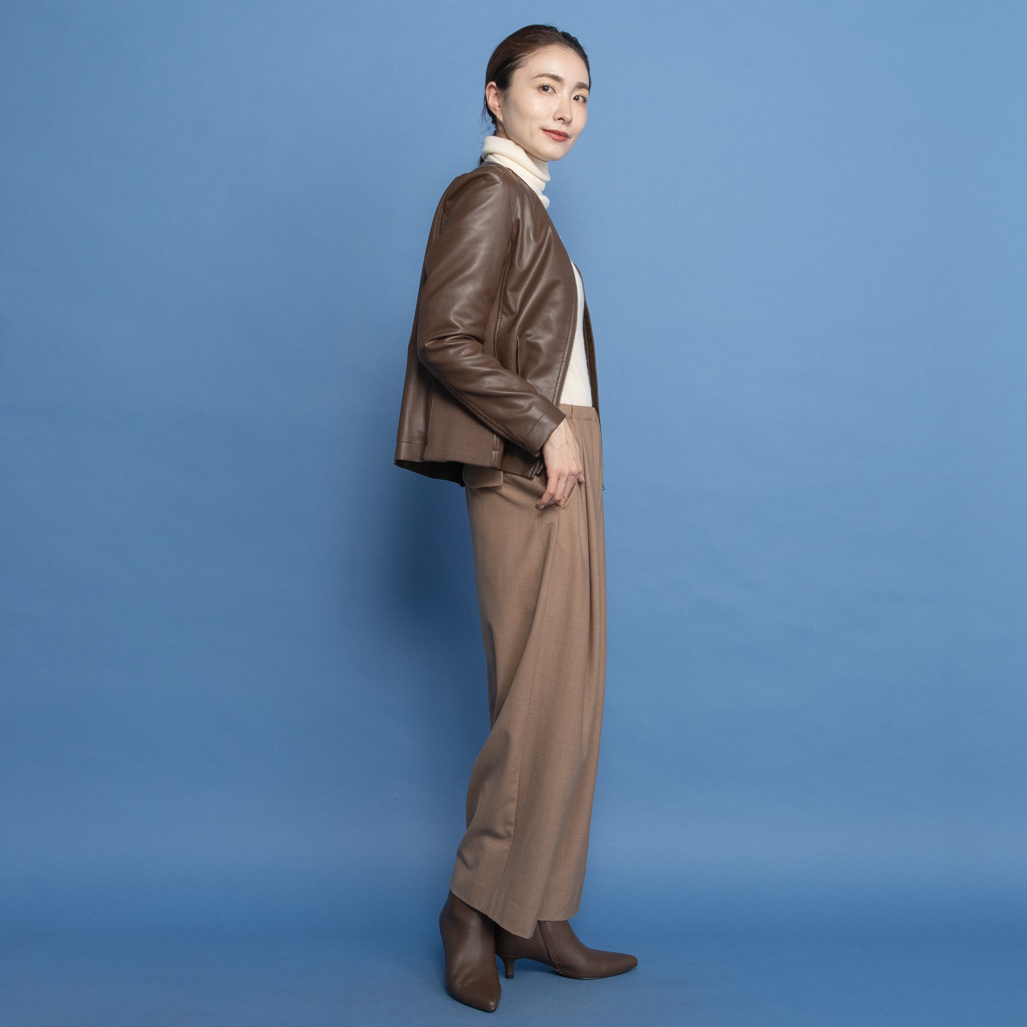 レア　ジェム 品良くラクに ウールトリアセテート混 タックストレートパンツ