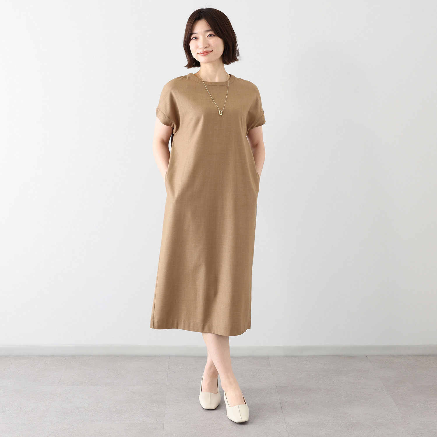 レア　ジェム ミニマルデザインで品良く ウールトリアセテート混 コクーンワンピース