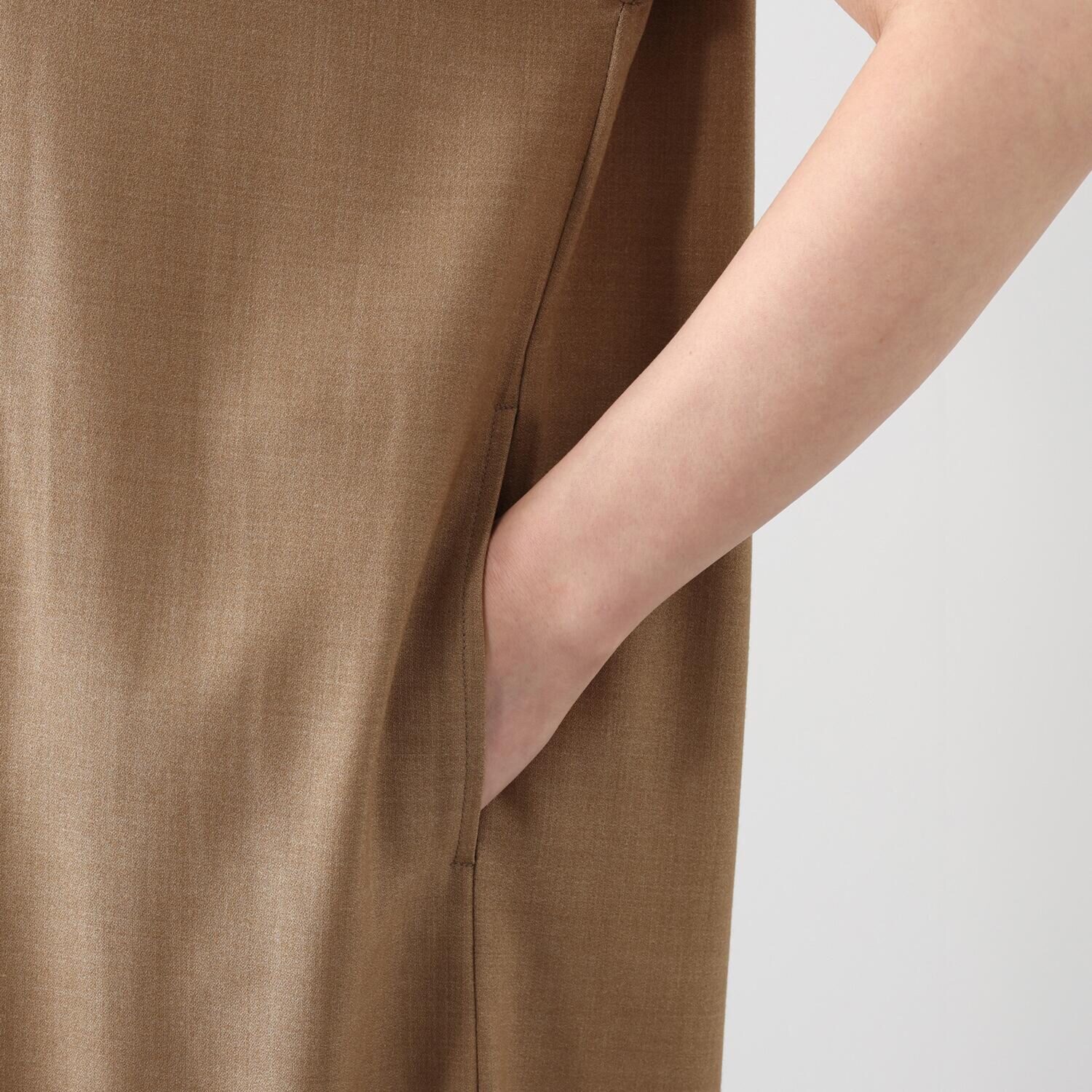 レア　ジェム ミニマルデザインで品良く ウールトリアセテート混 コクーンワンピース