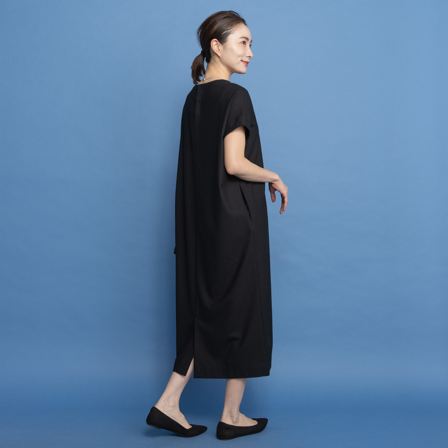 レア　ジェム ミニマルデザインで品良く ウールトリアセテート混 コクーンワンピース