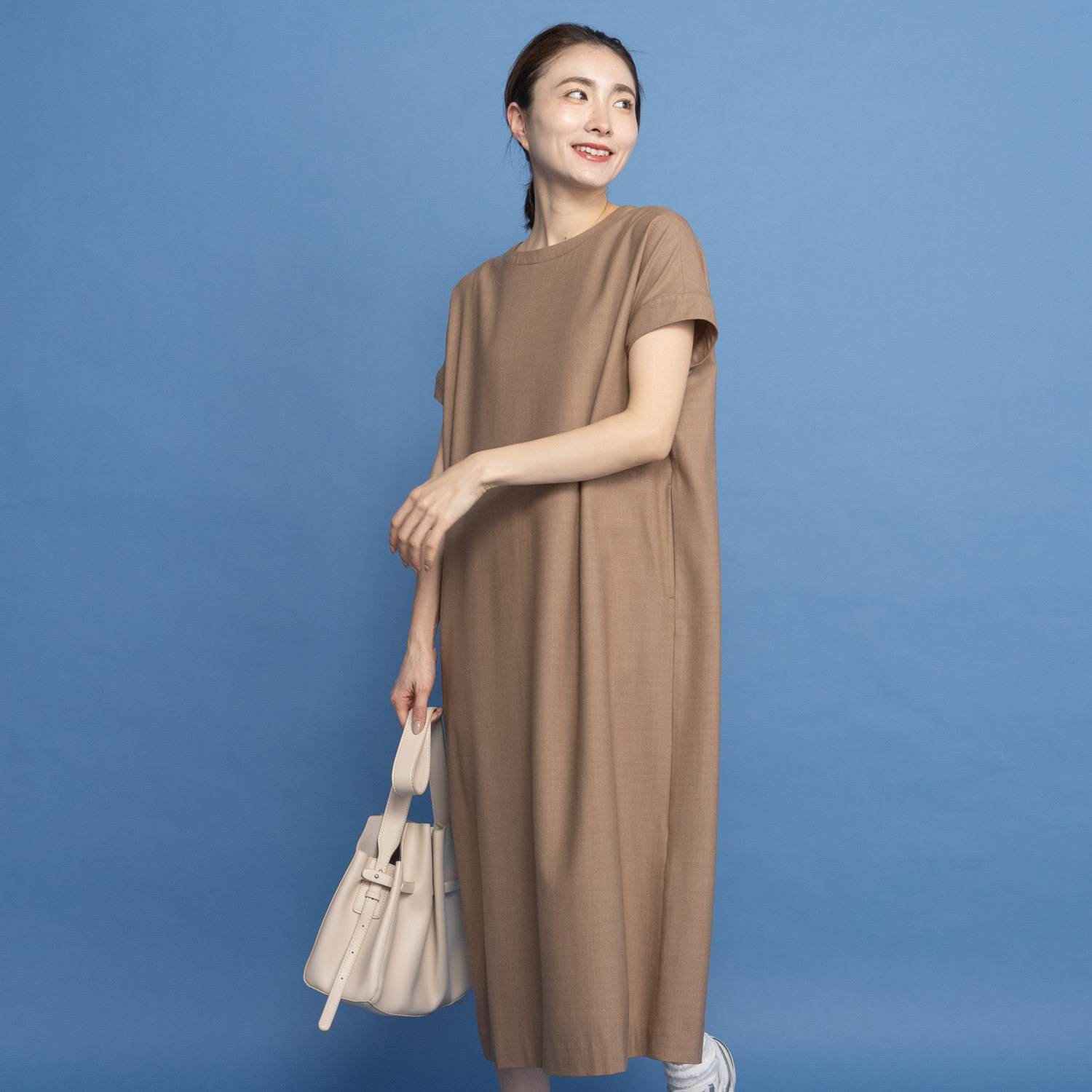 レア　ジェム ミニマルデザインで品良く ウールトリアセテート混 コクーンワンピース