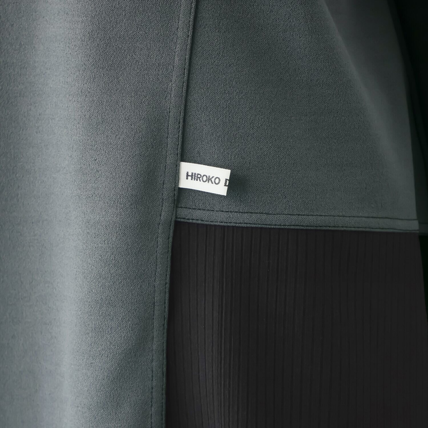 ヒロコ　デシネール 異素材切替 配色ステッチが効いた ちょこっとモードな 安心丈チュニック