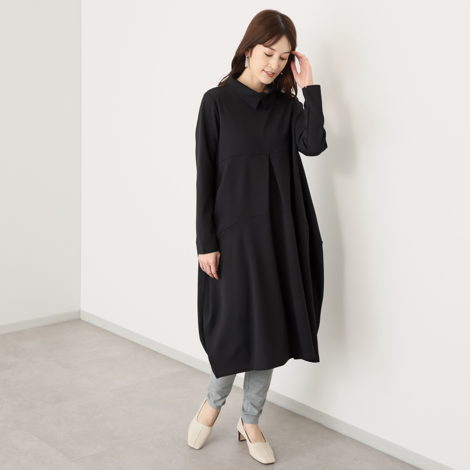 ヒロコ　デシネール チビスリット入り ロールカラー＆ 流れるフロントタックと ドレープが美しい バレルシルエット ワンピース