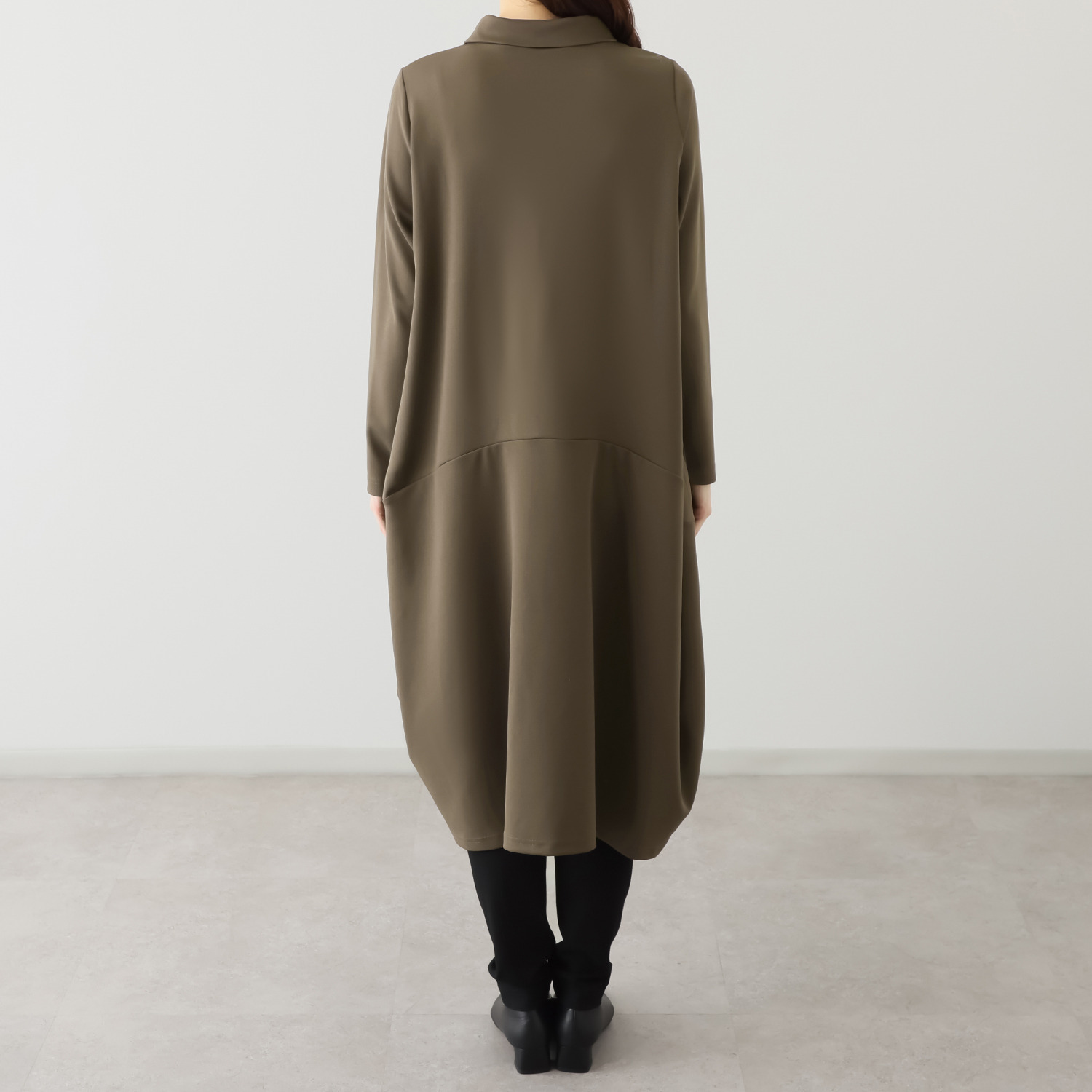 ヒロコ　デシネール チビスリット入り ロールカラー＆ 流れるフロントタックと ドレープが美しい バレルシルエット ワンピース