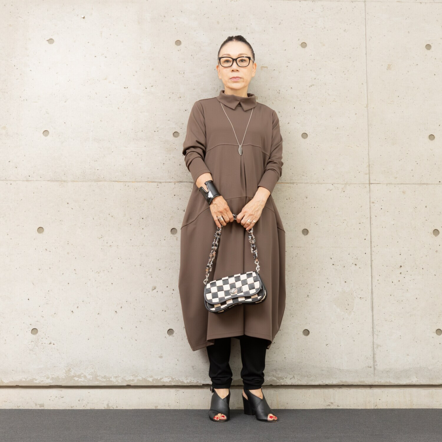 ヒロコ　デシネール チビスリット入り ロールカラー＆ 流れるフロントタックと ドレープが美しい バレルシルエット ワンピース