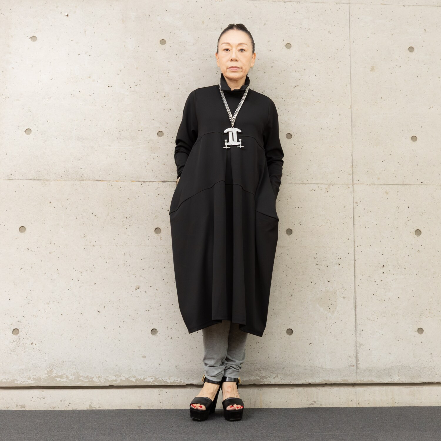 ヒロコ　デシネール チビスリット入り ロールカラー＆ 流れるフロントタックと ドレープが美しい バレルシルエット ワンピース