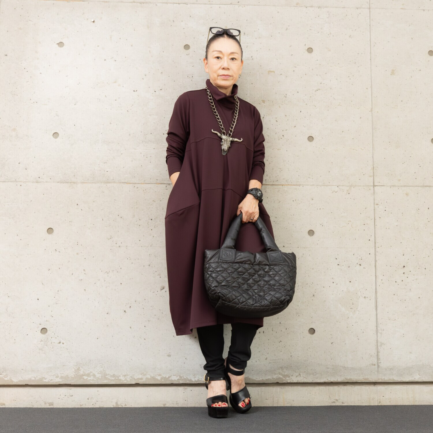 ヒロコ　デシネール チビスリット入り ロールカラー＆ 流れるフロントタックと ドレープが美しい バレルシルエット ワンピース