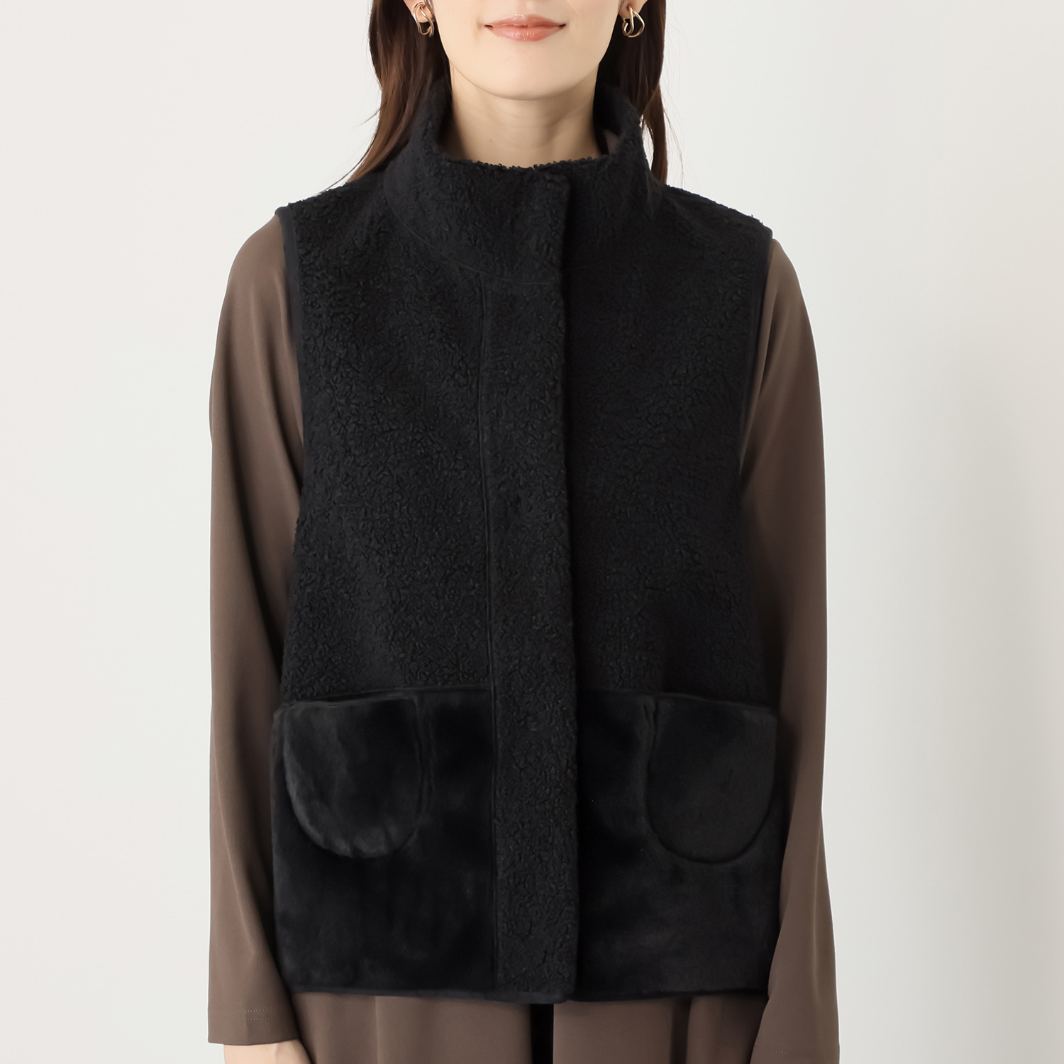 ヒロコ　デシネール ボア＆フェイクファー オフハイネック リバーシブル仕立て バレルシルエット ベスト