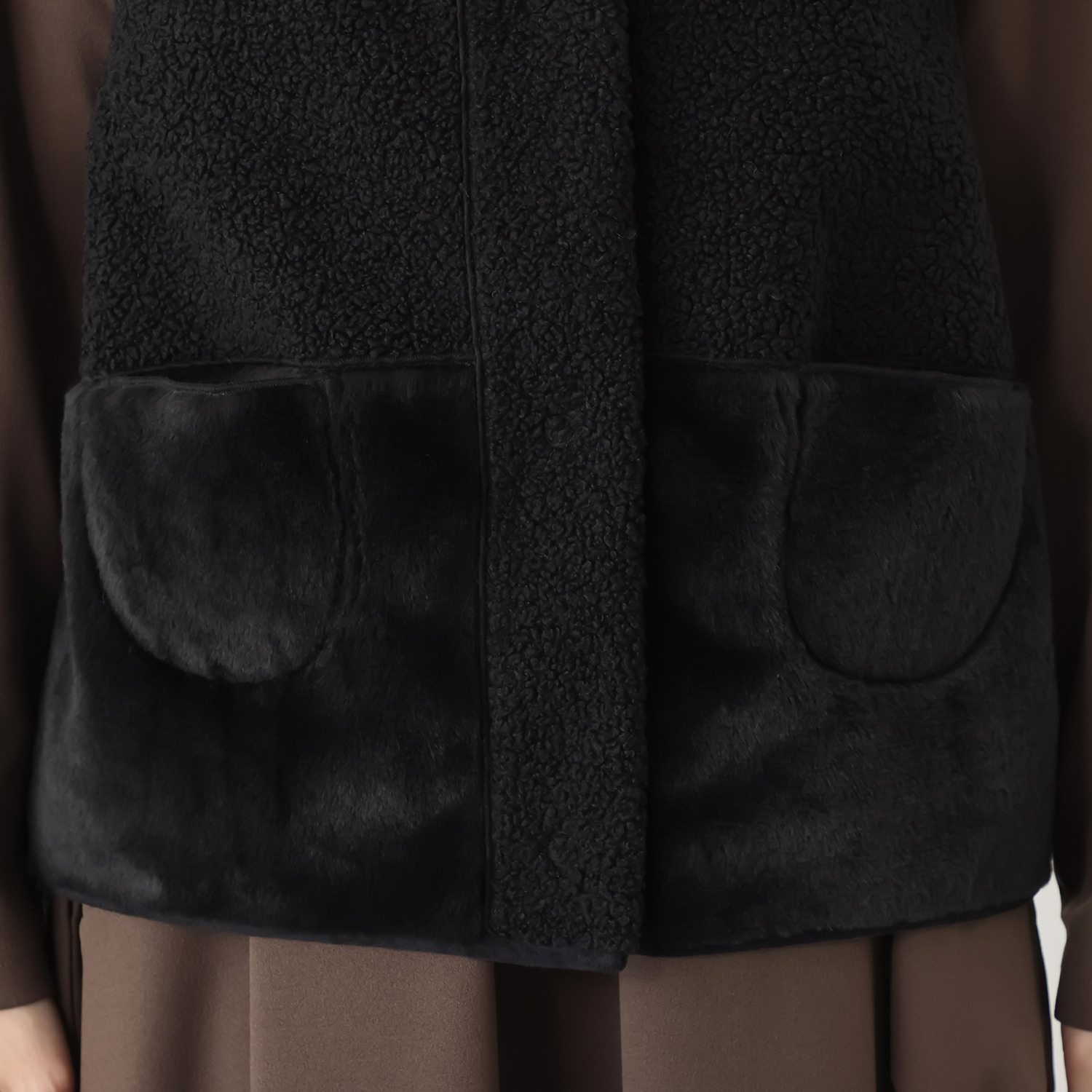 ヒロコ　デシネール ボア＆フェイクファー オフハイネック リバーシブル仕立て バレルシルエット ベスト