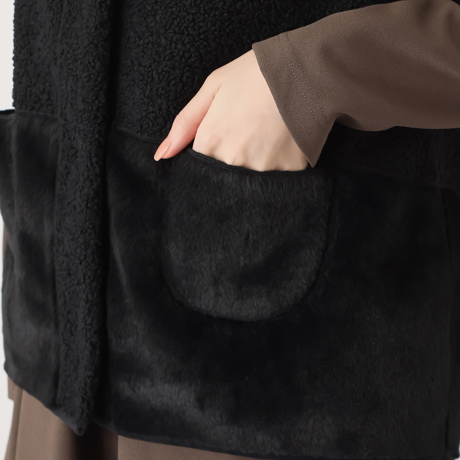 ヒロコ　デシネール ボア＆フェイクファー オフハイネック リバーシブル仕立て バレルシルエット ベスト