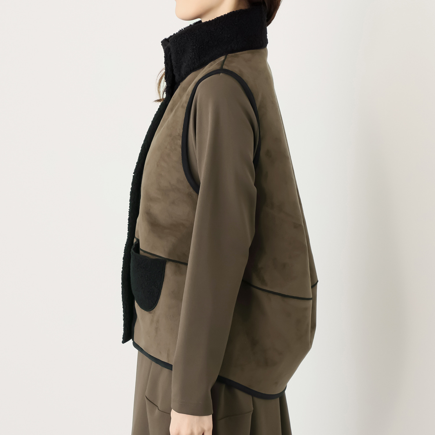 ヒロコ　デシネール ボア＆フェイクファー オフハイネック リバーシブル仕立て バレルシルエット ベスト