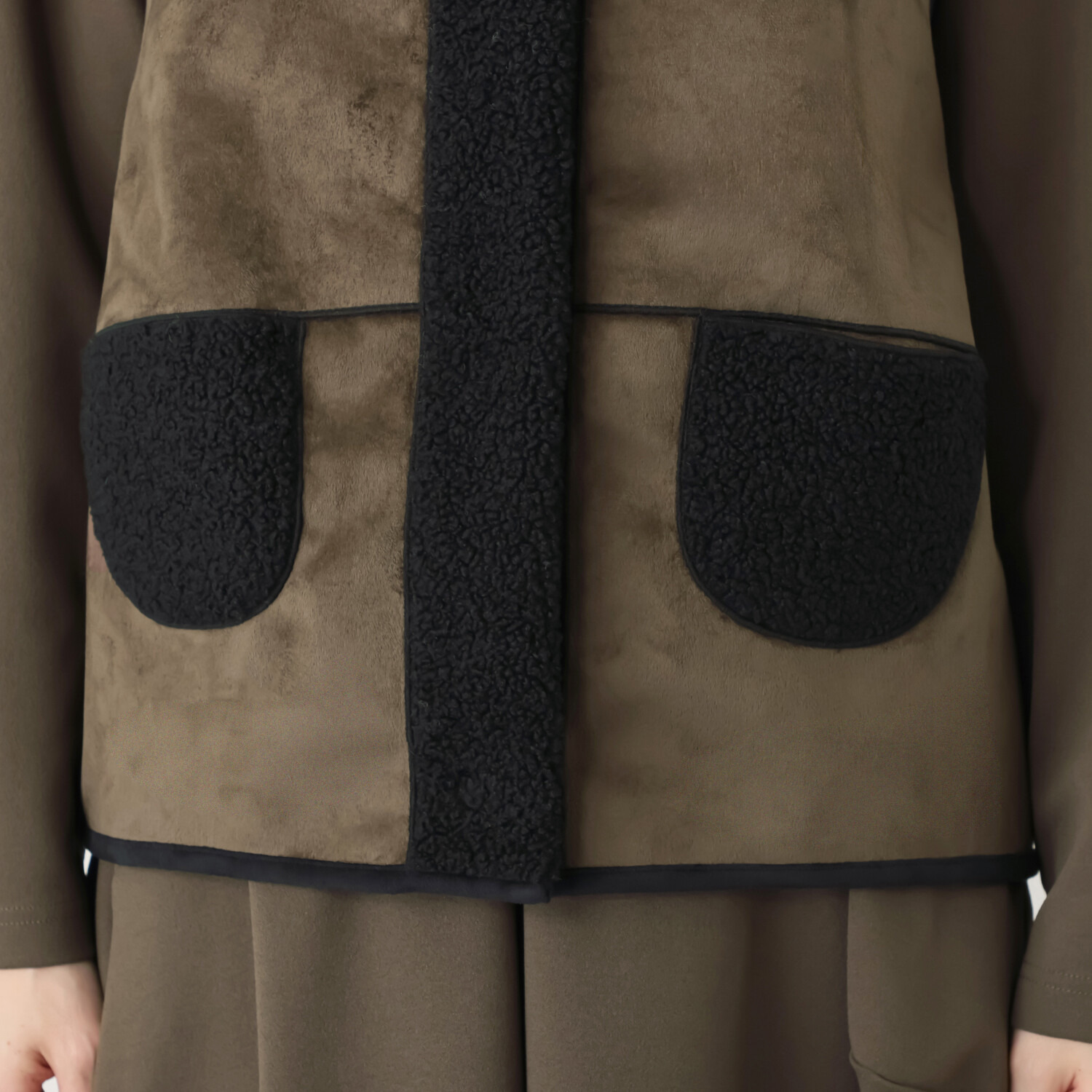 ヒロコ　デシネール ボア＆フェイクファー オフハイネック リバーシブル仕立て バレルシルエット ベスト