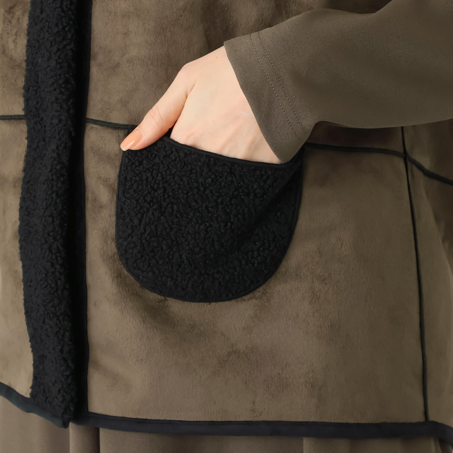 ヒロコ　デシネール ボア＆フェイクファー オフハイネック リバーシブル仕立て バレルシルエット ベスト