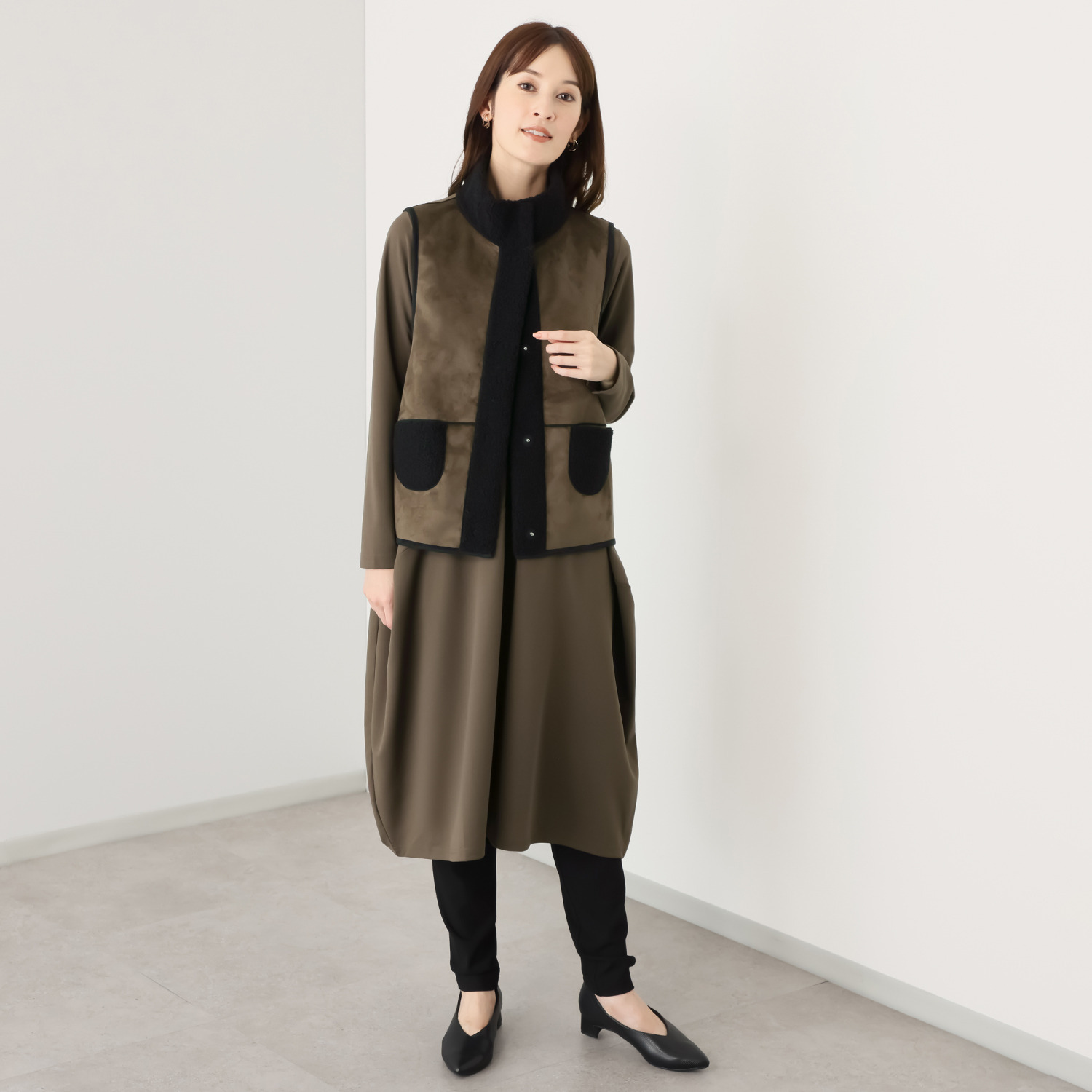 ヒロコ　デシネール ボア＆フェイクファー オフハイネック リバーシブル仕立て バレルシルエット ベスト