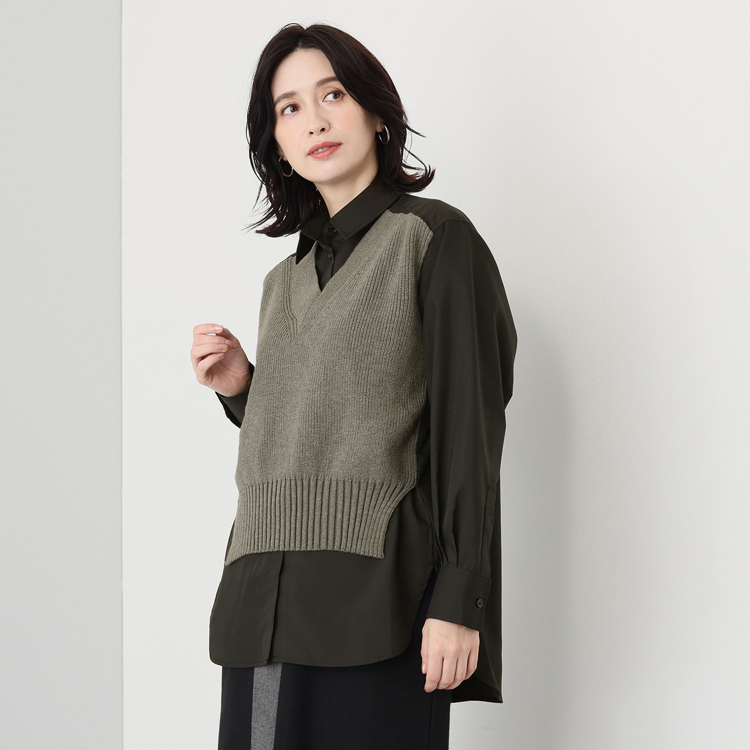 ウノ・ウノ・ドゥーエ おしゃれ見え間違いなし！ レイヤードに見える ニットドッキングシャツ