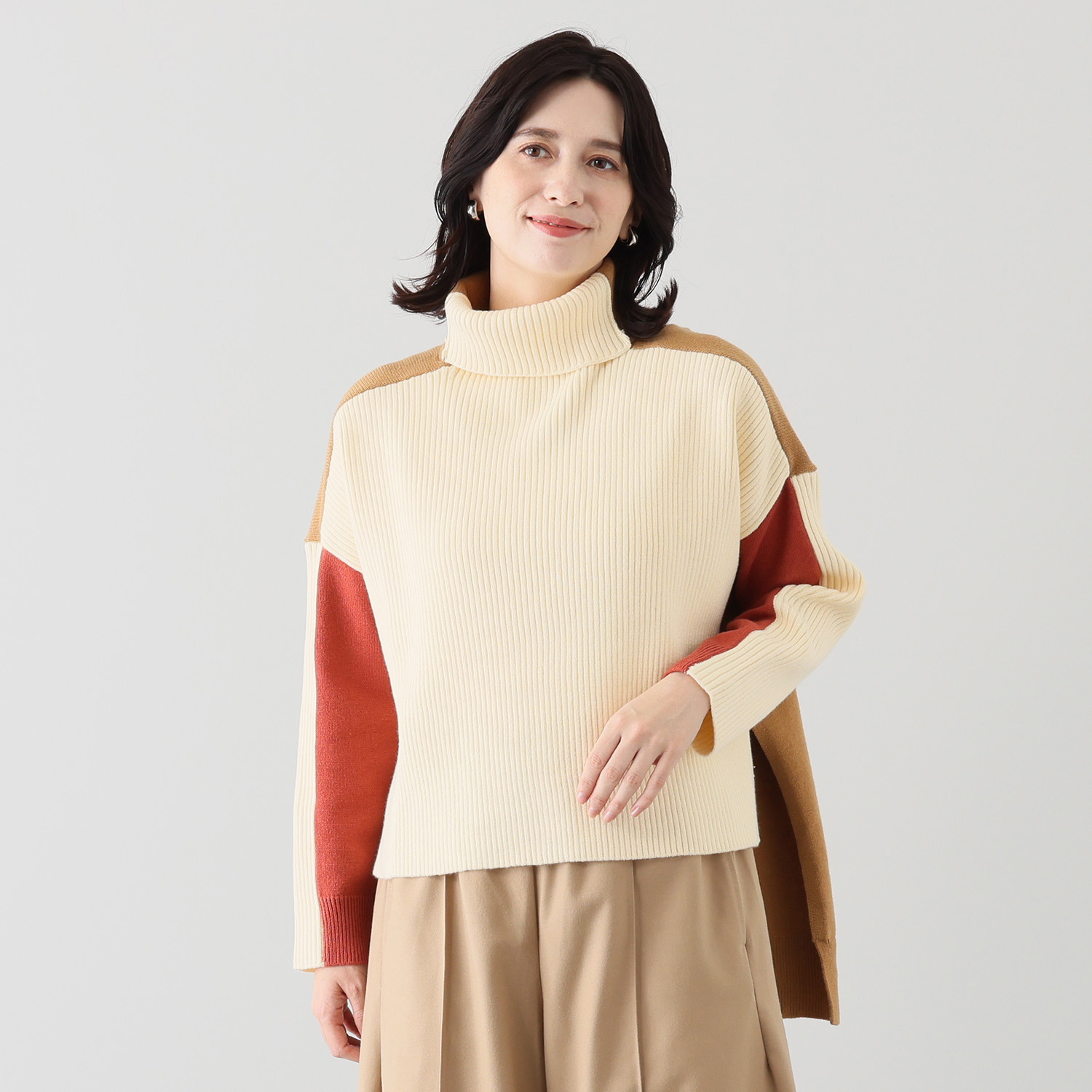 ウノ・ウノ・ドゥーエ コーディネイトを華やかに ブロック配色 両Ａ面ハイネック ニットプルオーバー
