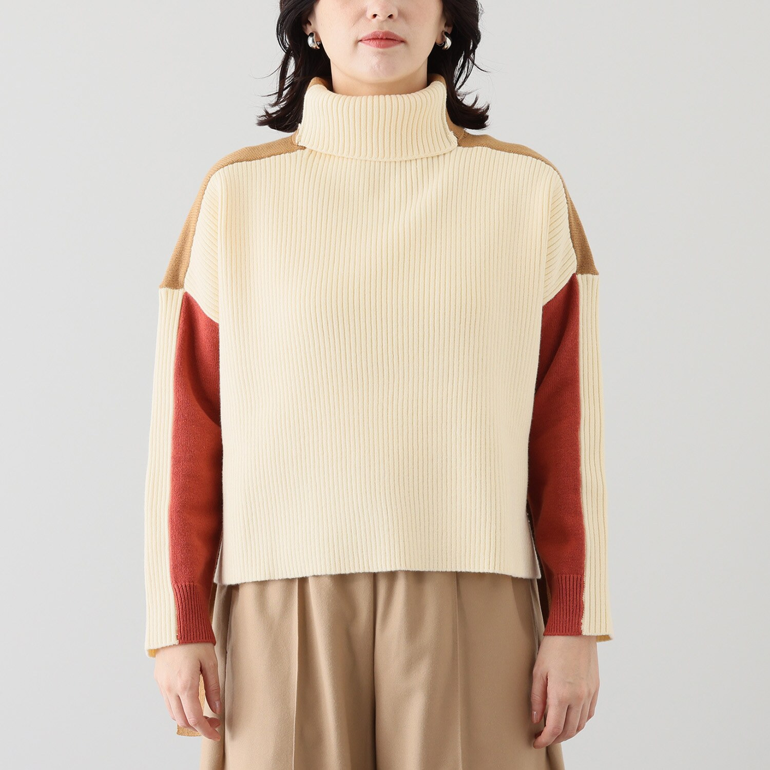 ウノ・ウノ・ドゥーエ コーディネイトを華やかに ブロック配色 両Ａ面ハイネック ニットプルオーバー