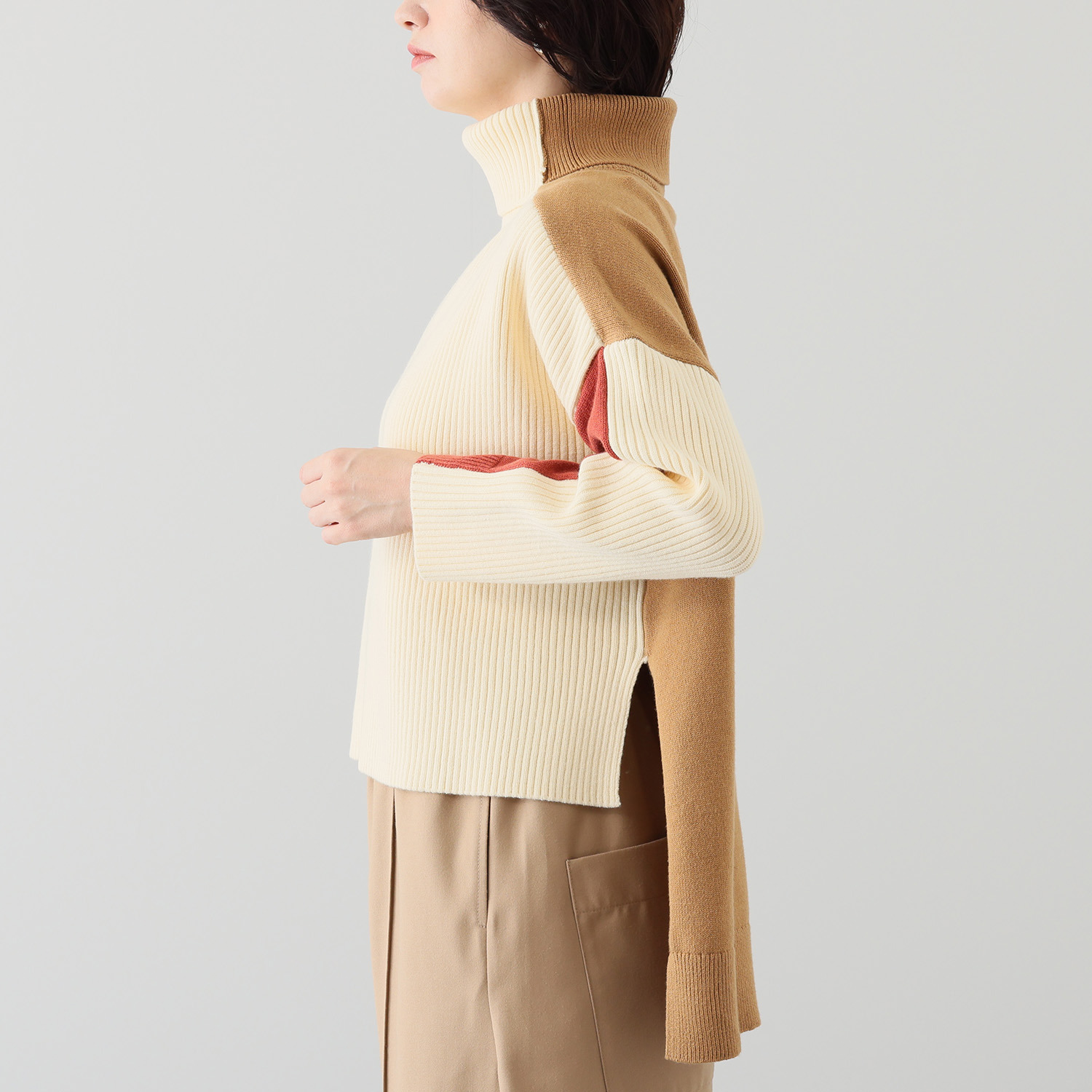 ウノ・ウノ・ドゥーエ コーディネイトを華やかに ブロック配色 両Ａ面ハイネック ニットプルオーバー