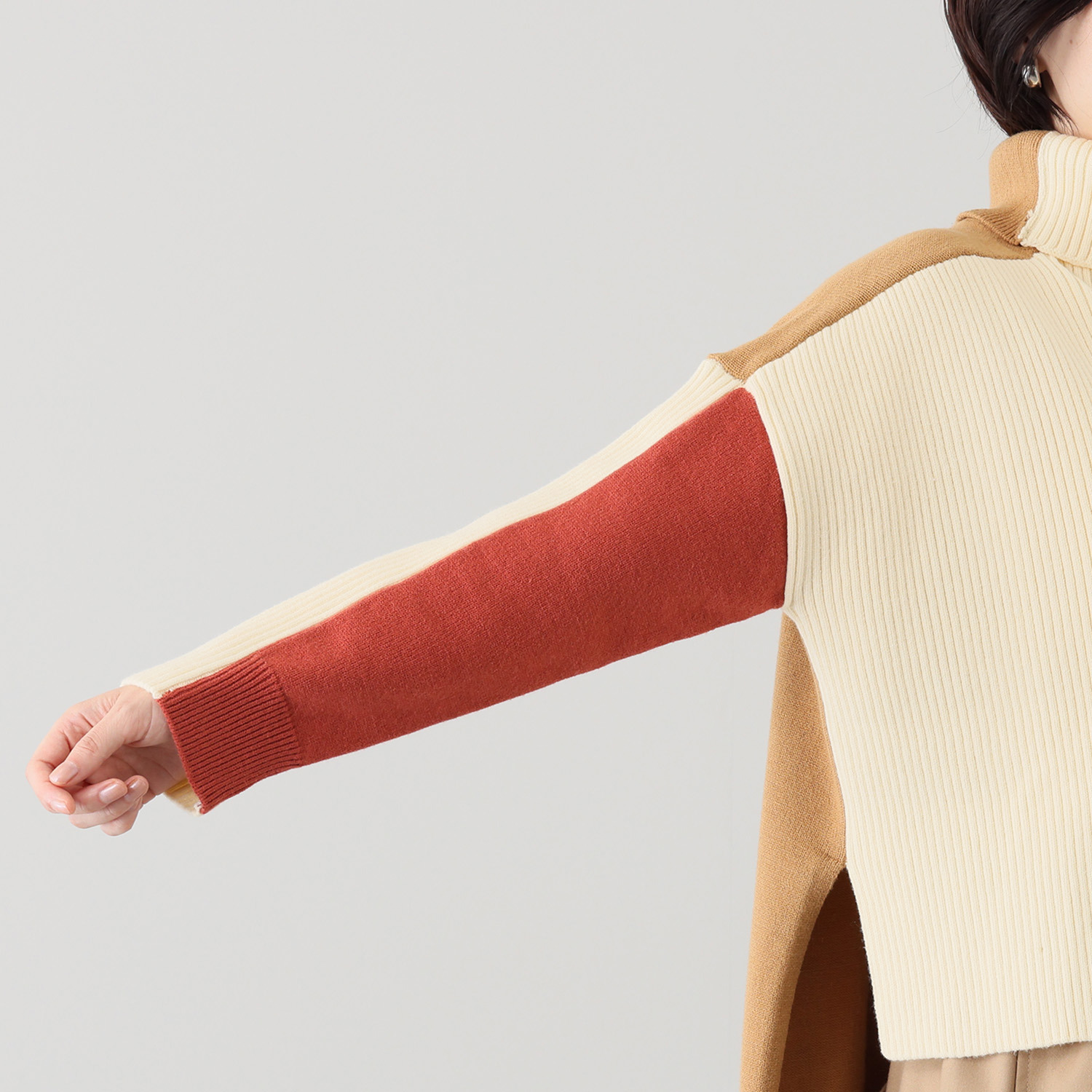 ウノ・ウノ・ドゥーエ コーディネイトを華やかに ブロック配色 両Ａ面ハイネック ニットプルオーバー