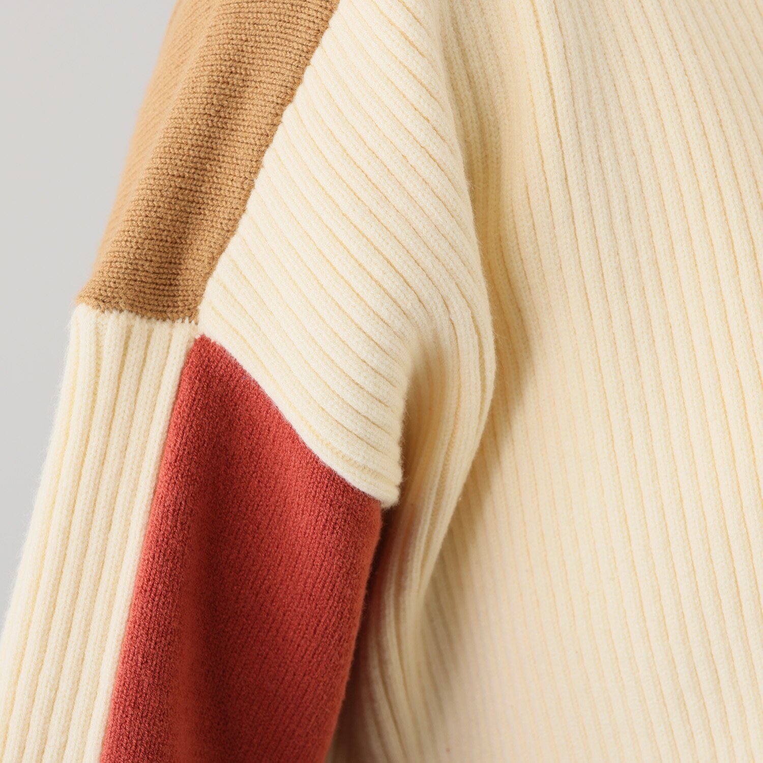 ウノ・ウノ・ドゥーエ コーディネイトを華やかに ブロック配色 両Ａ面ハイネック ニットプルオーバー