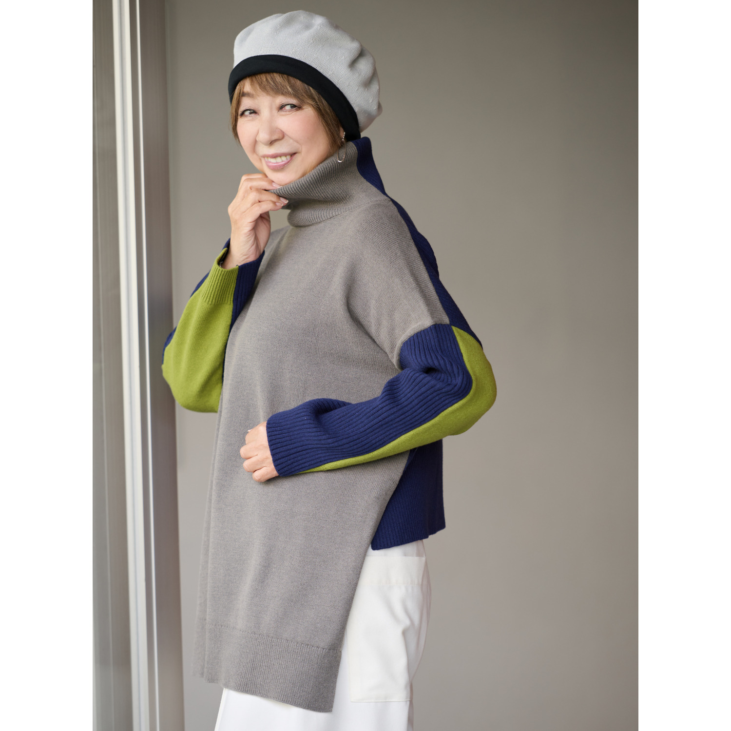 ウノ・ウノ・ドゥーエ コーディネイトを華やかに ブロック配色 両Ａ面ハイネック ニットプルオーバー