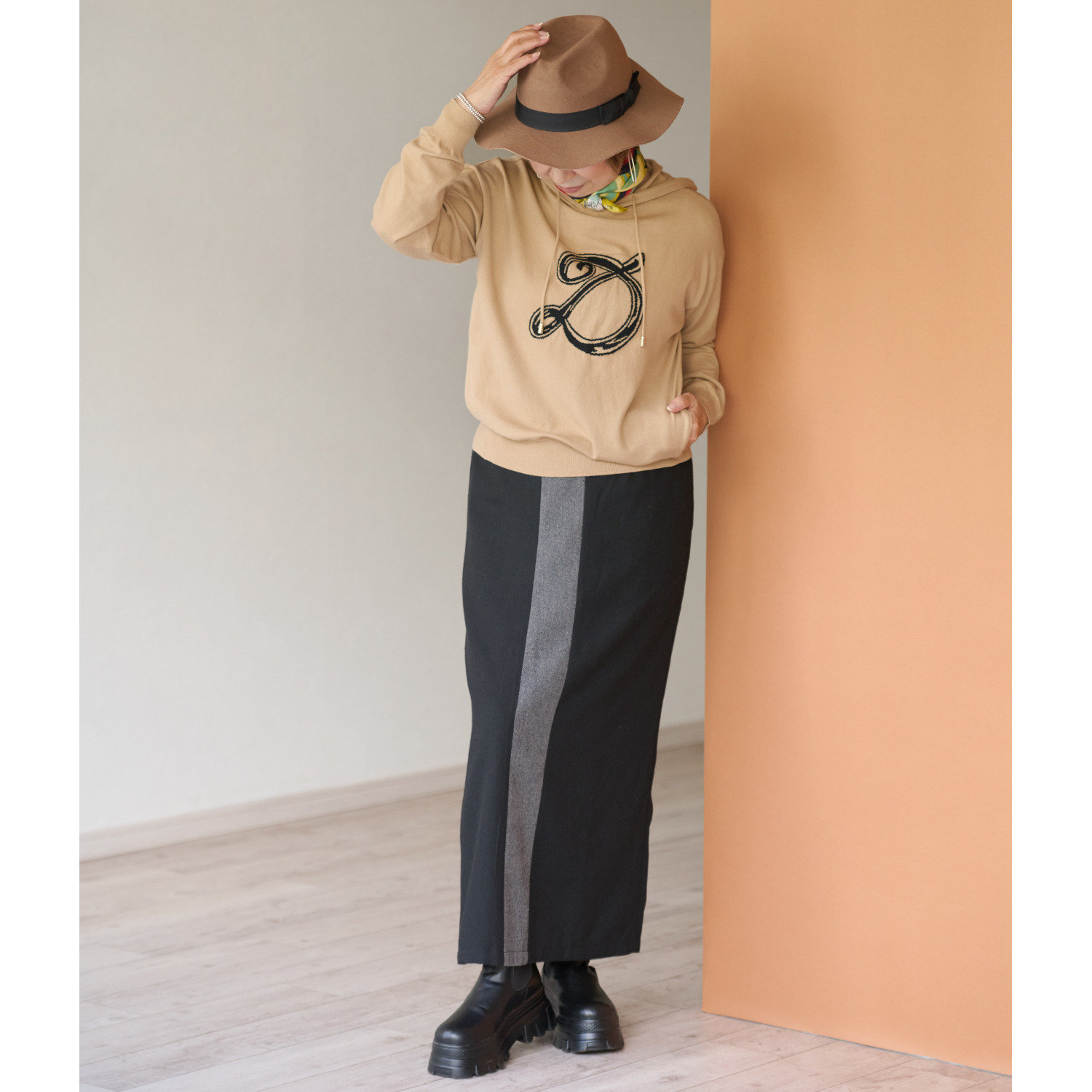 ウノ・ウノ・ドゥーエ ジャガード“Ｄ”ロゴ フーディーニット ライトパーカー