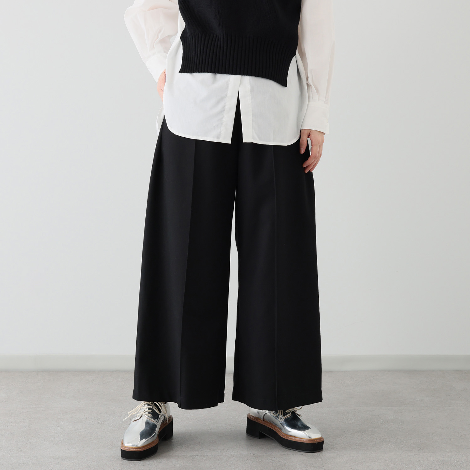 ウノ・ウノ・ドゥーエ ウール見えなのに軽やか ふんわり起毛 クラシックワイドパンツ