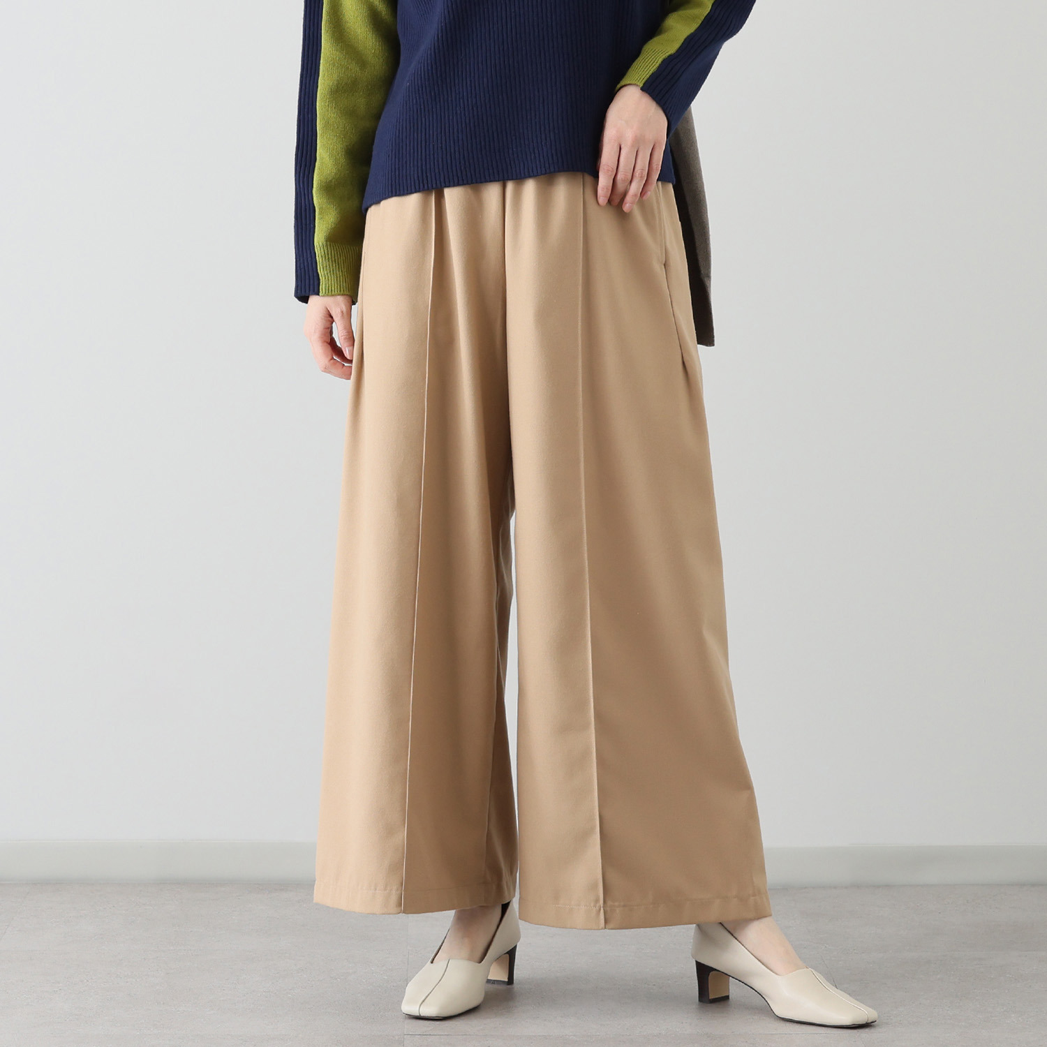 ウノ・ウノ・ドゥーエ ウール見えなのに軽やか ふんわり起毛 クラシックワイドパンツ