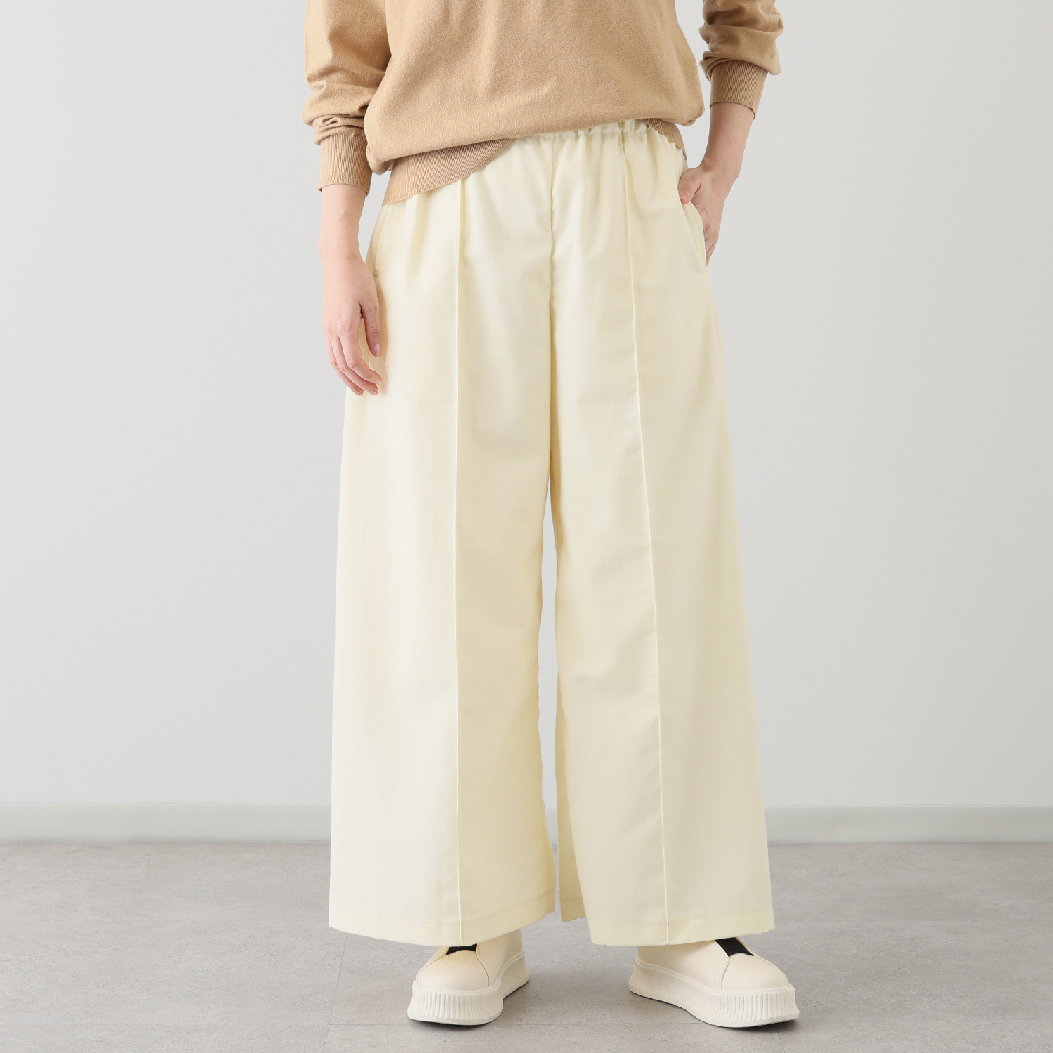 ウノ・ウノ・ドゥーエ ウール見えなのに軽やか ふんわり起毛 クラシックワイドパンツ