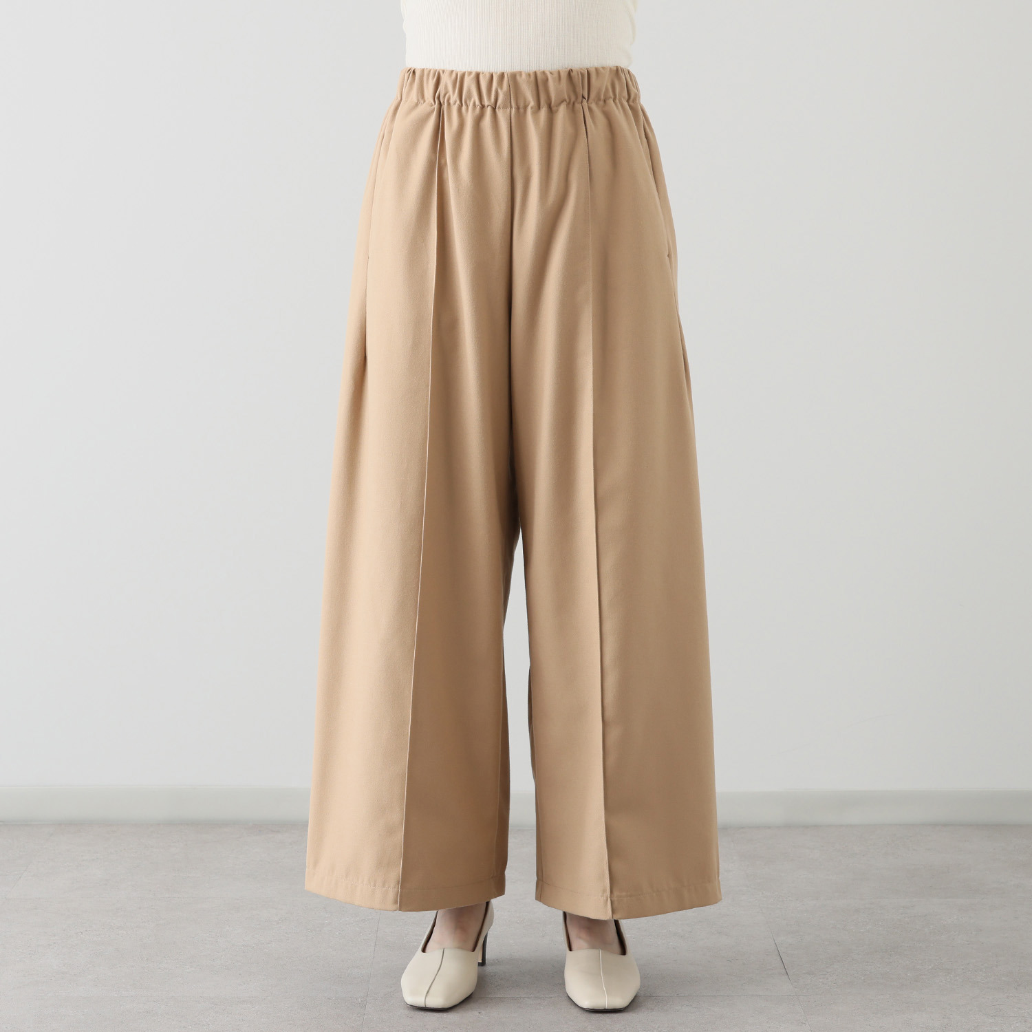 ウノ・ウノ・ドゥーエ ウール見えなのに軽やか ふんわり起毛 クラシックワイドパンツ