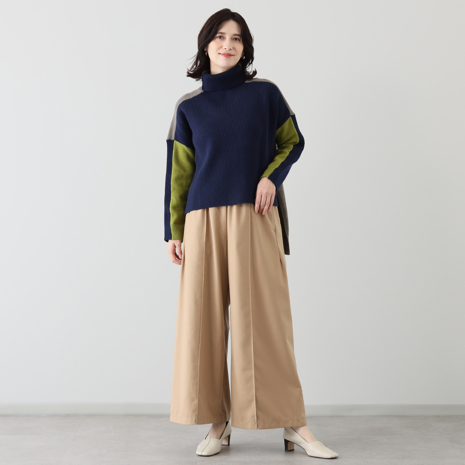 ウノ・ウノ・ドゥーエ ウール見えなのに軽やか ふんわり起毛 クラシックワイドパンツ