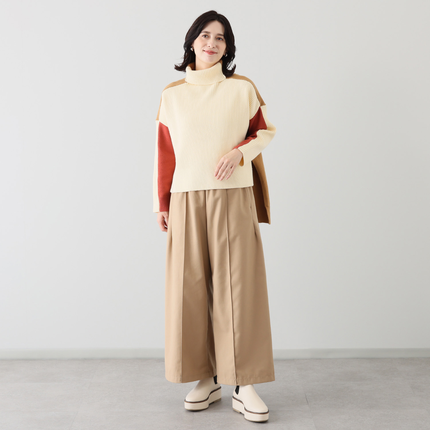 ウノ・ウノ・ドゥーエ ウール見えなのに軽やか ふんわり起毛 クラシックワイドパンツ